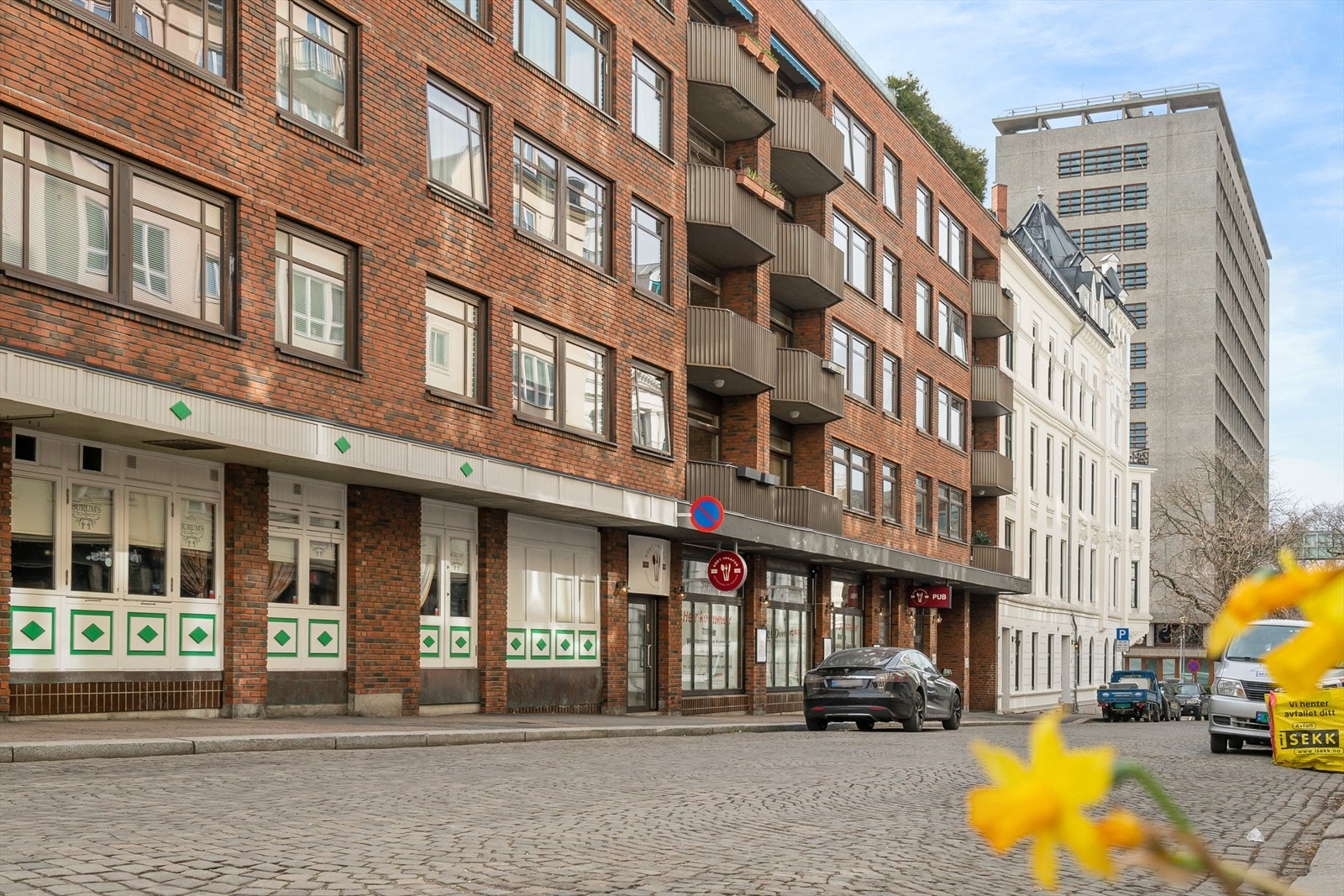 Boligen ligger rett ved Frognerveien, som kan by på en rekke kaféer, restauranter og butikker. Galleribilde