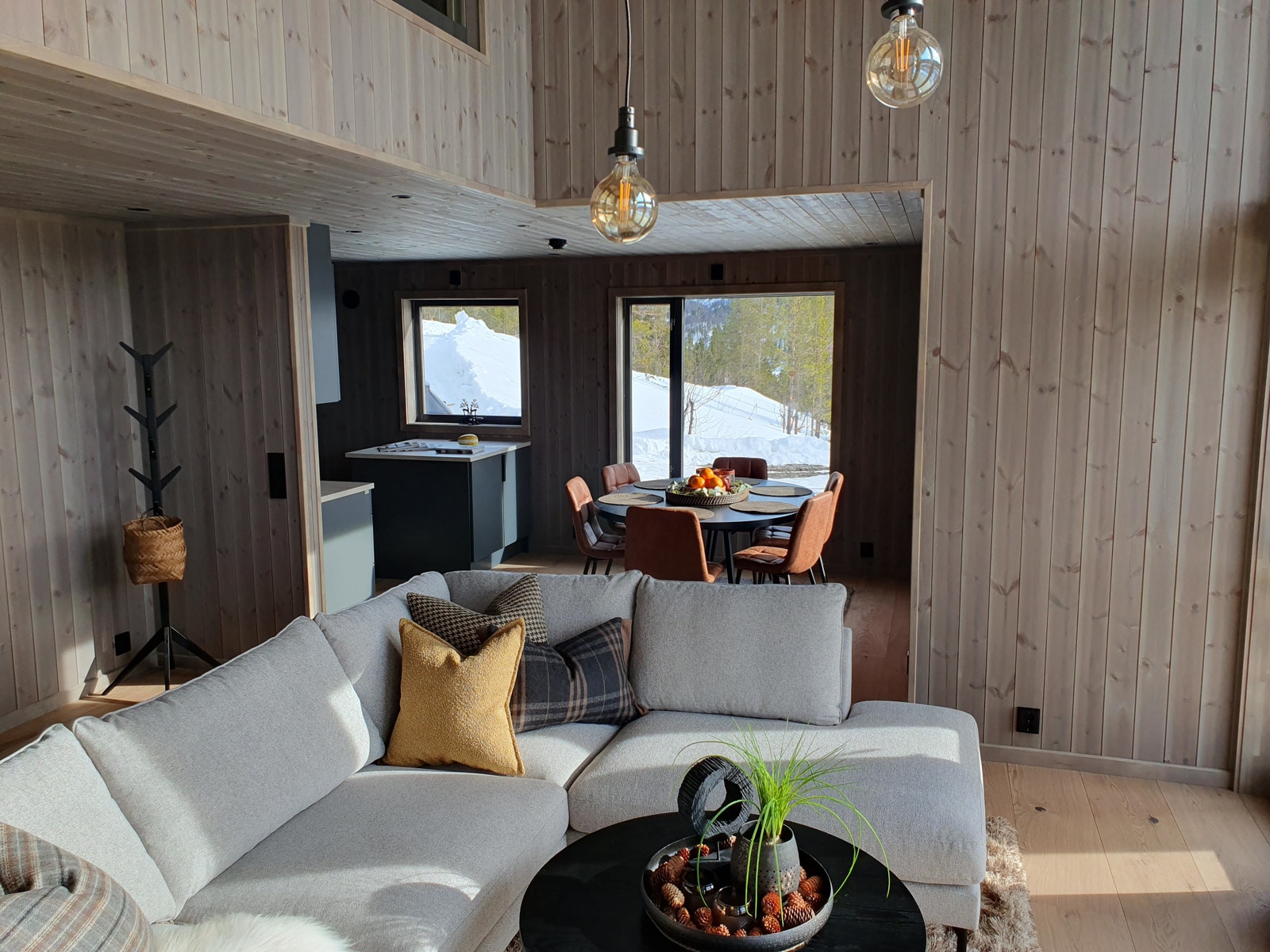 Solheim 100 ferdig møblert. Fra stue mot kjøkken Galleribilde