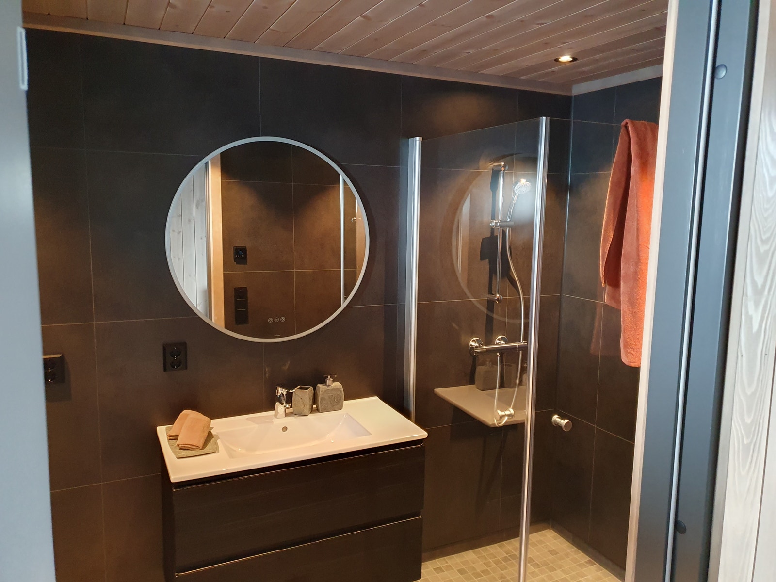 Mørk stil på et stilig bad. Galleribilde