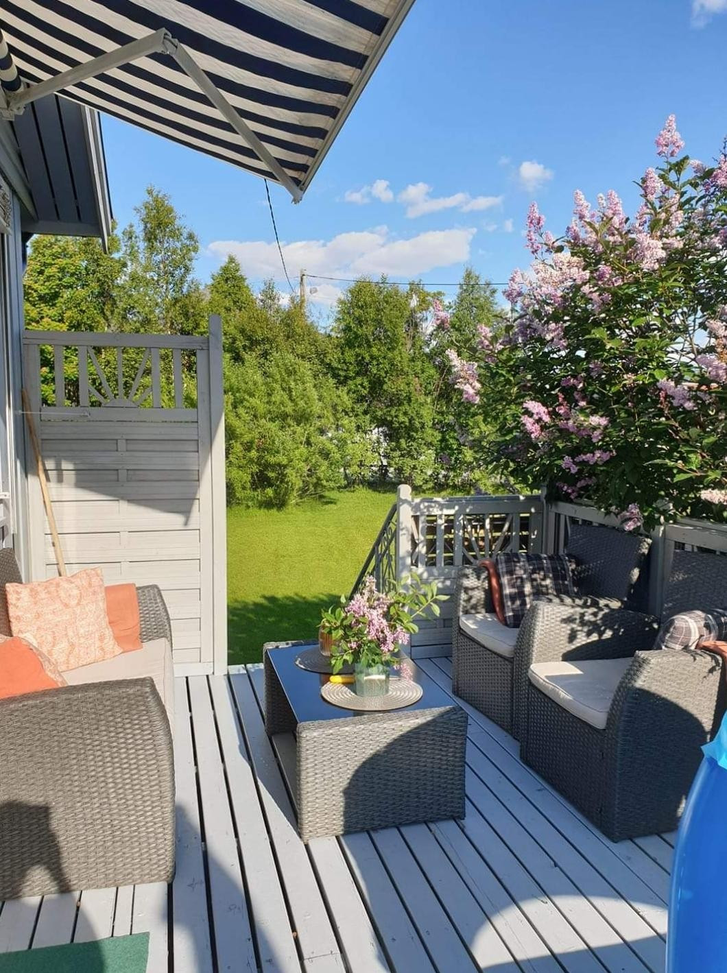 Bilde fra solrik uteplass på sommerstid