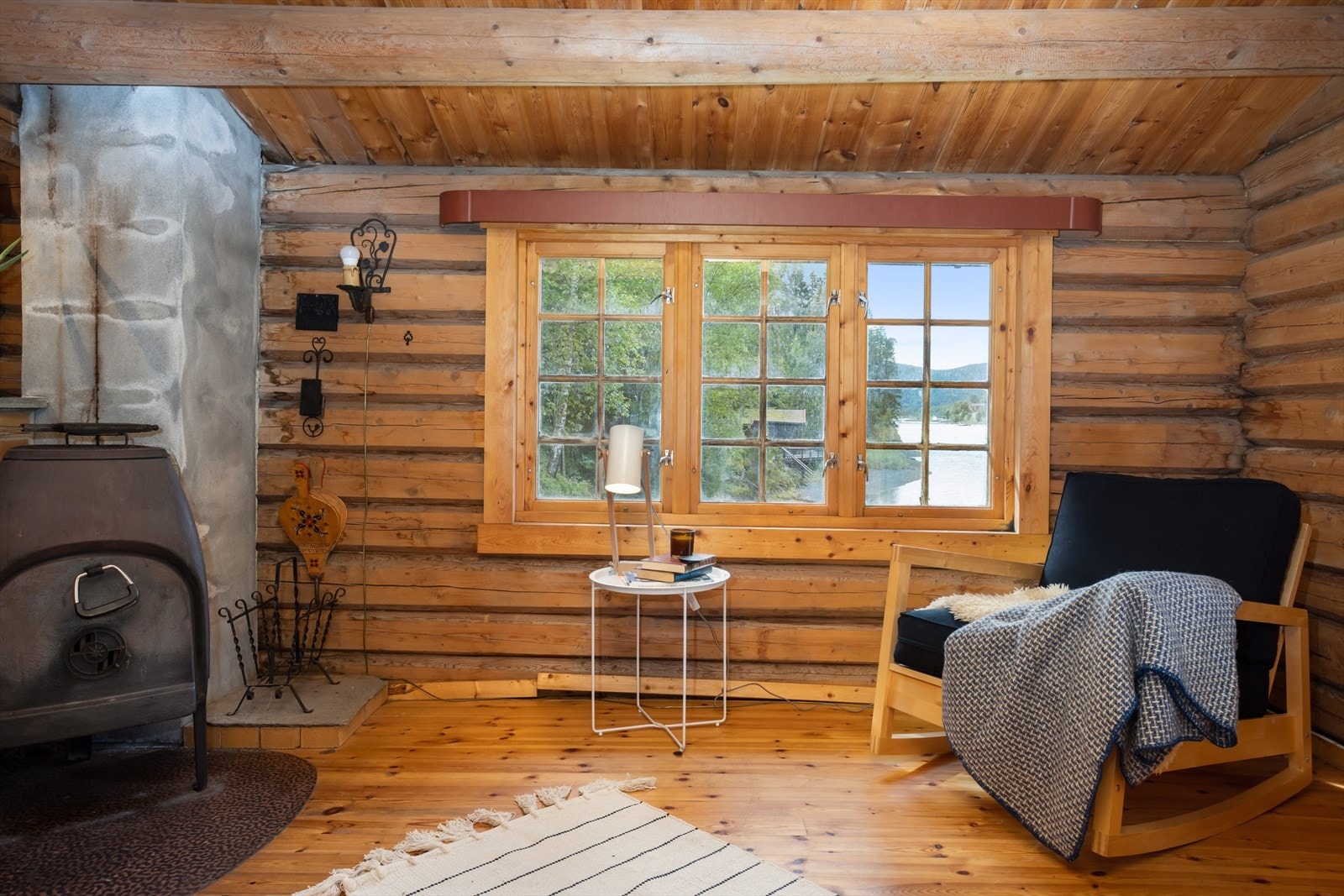 Hytten har innlagt strøm og oppvarming i form av vedfyring. Kan enkelt monteres panelovn. Galleribilde