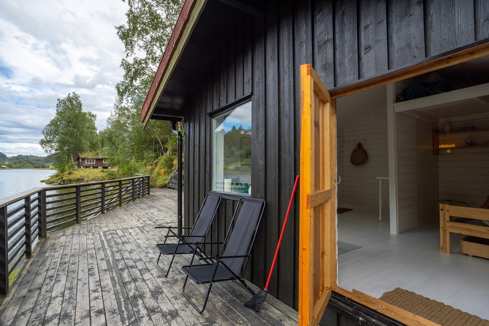 Utenfor naustet er det terrasse som går kant i kant med sjøen når det er flo. Kommunen opplyser om at terrassen ikke er byggesøkt og godkjent. Galleribilde