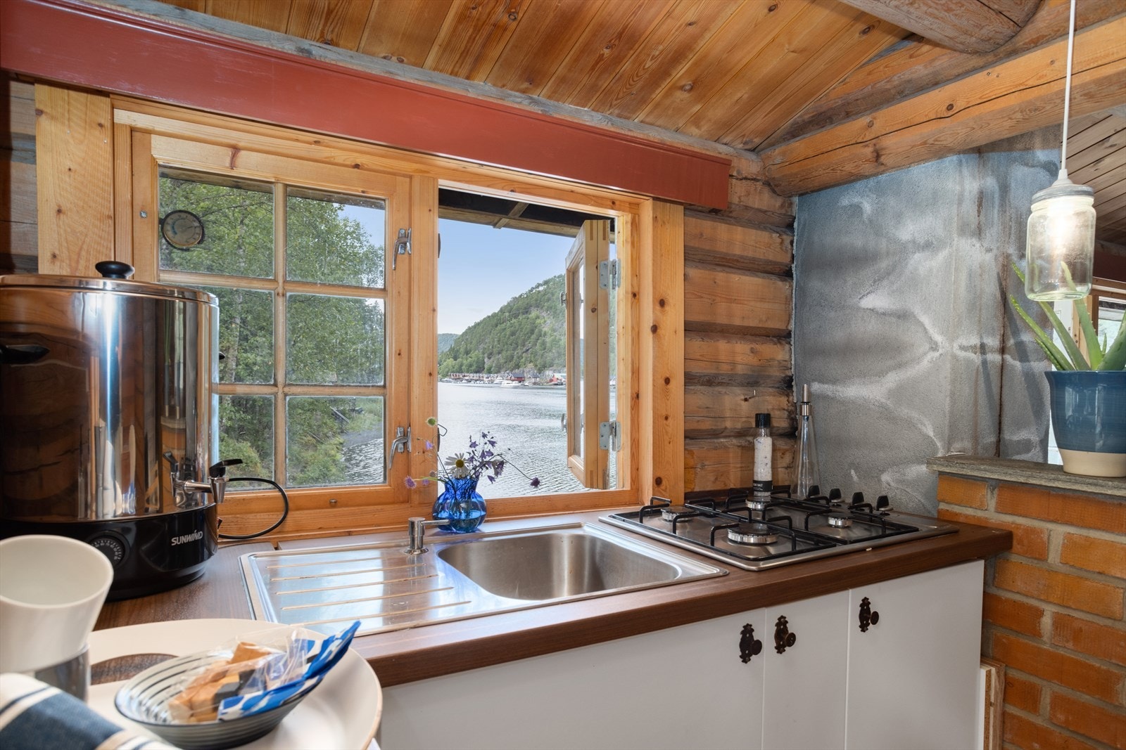 Hytten ligger for seg selv - godt skjermet for dårlig vær og innsyn. Galleribilde