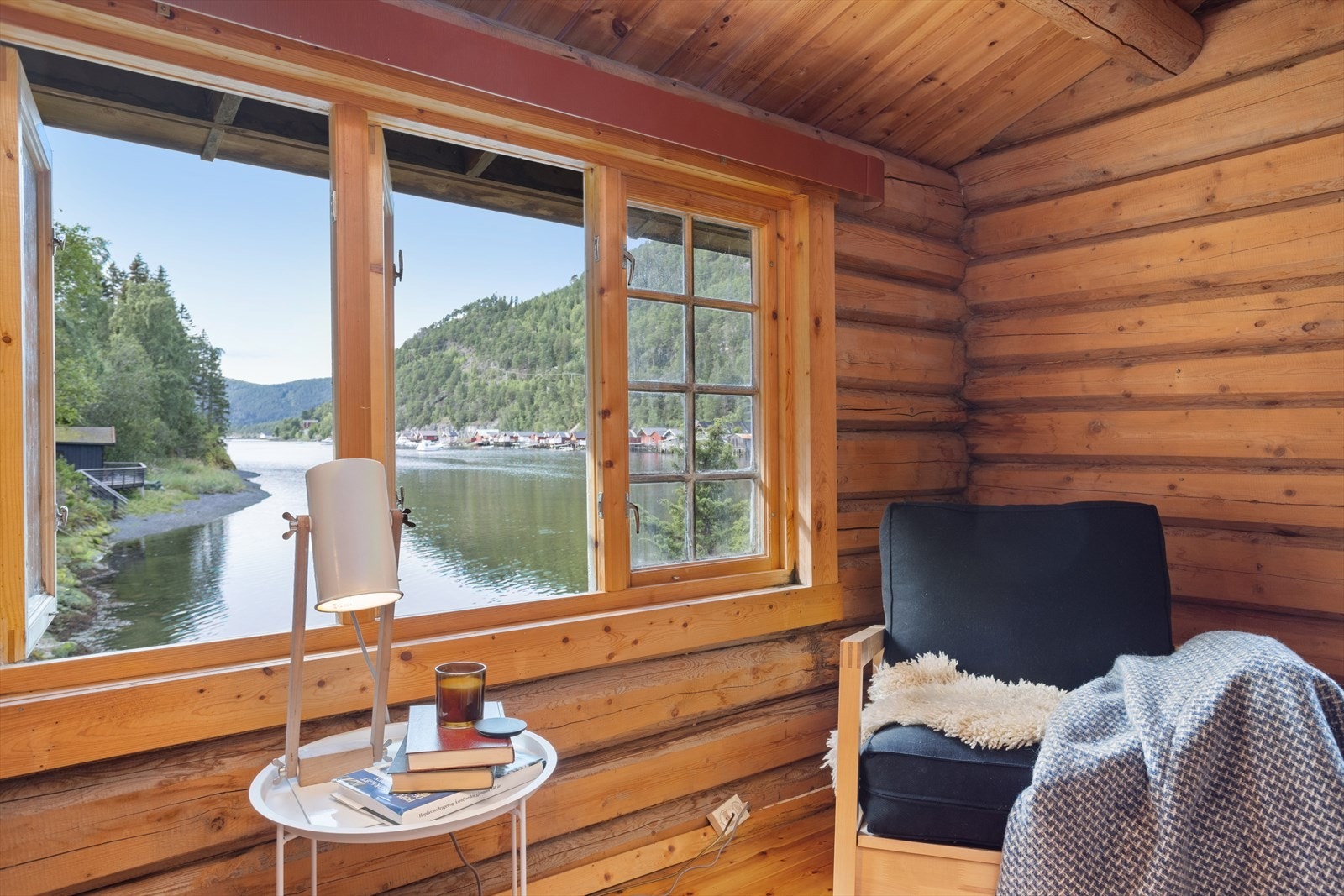 Fra vinduene i hytta er det nydelig utsikt over Åsenfjorden. Galleribilde