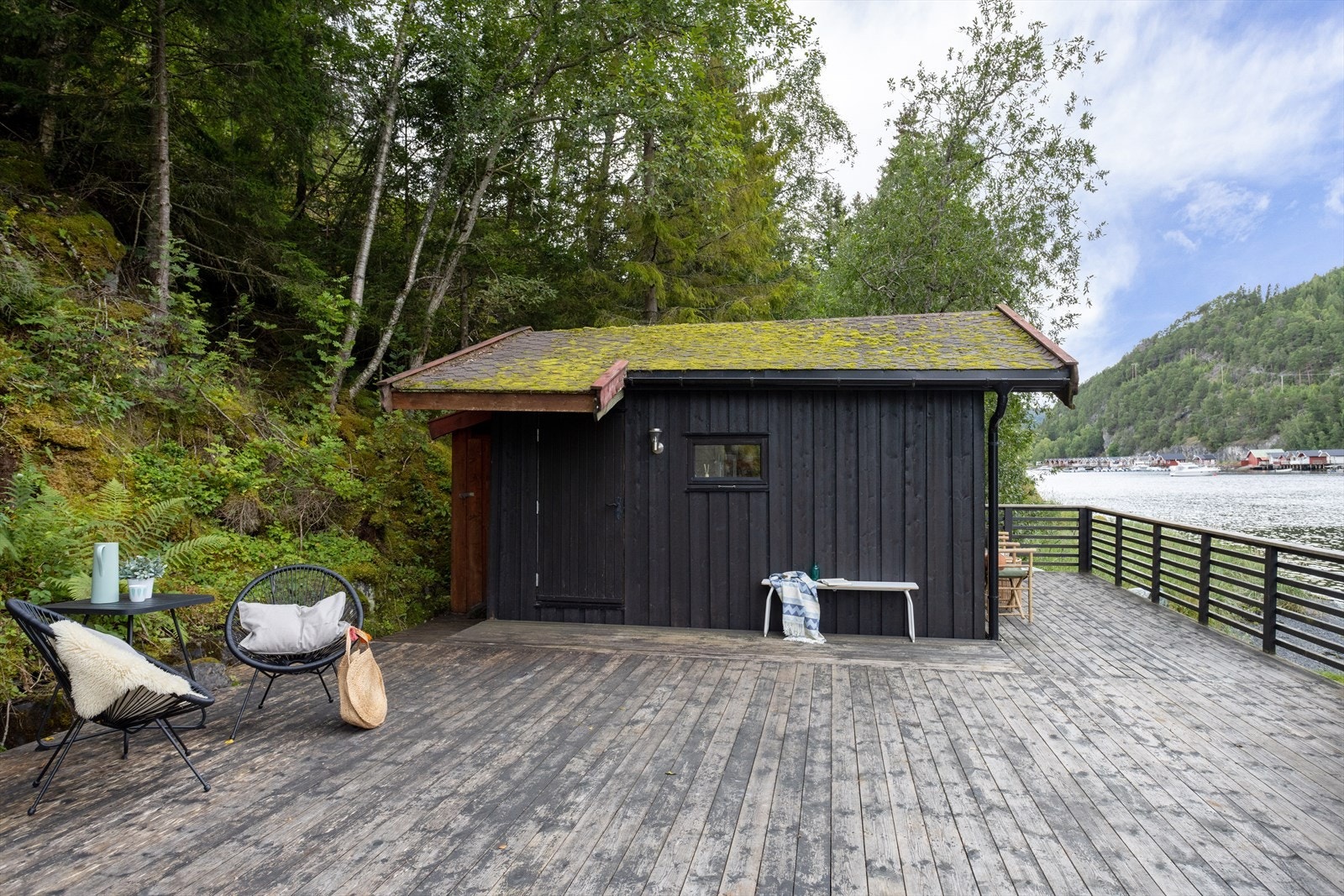 Det er i tillegg en bod med egen inngang i bakkant av naustet. Galleribilde