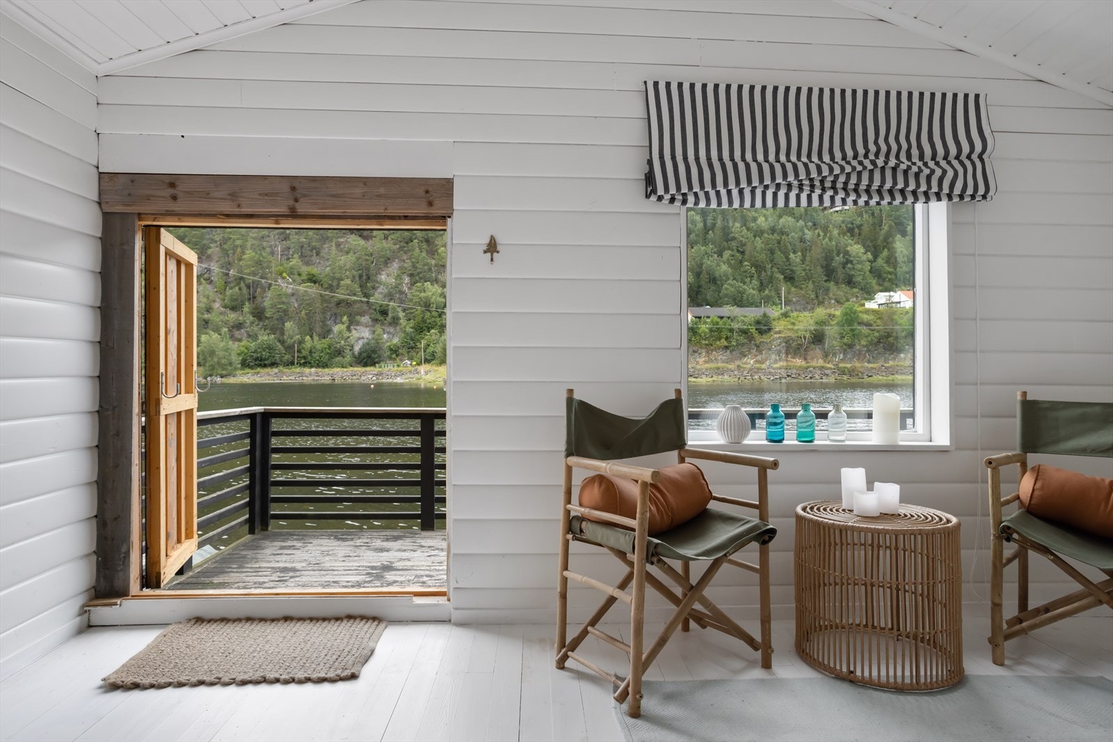 Doble dører som åpner seg ut mot den sjøvendte terrassen. Galleribilde