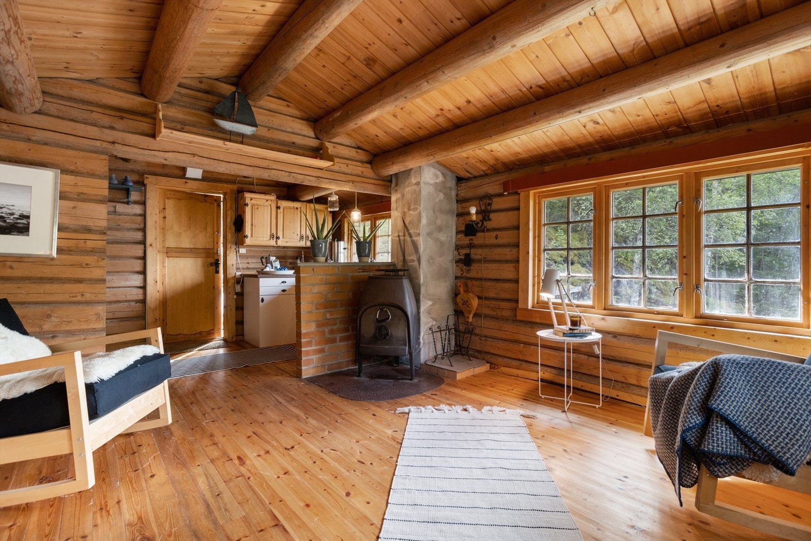Stuen har vedfyring som gir varme på kjølige dager. Galleribilde