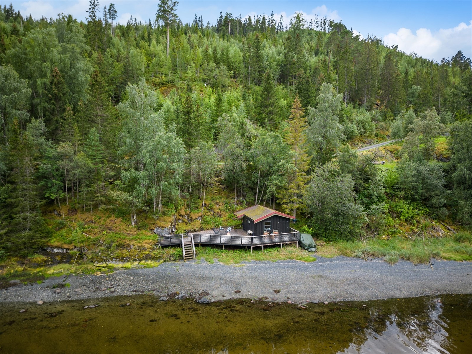 Naust med sjørettet terrasse på ca. 40 kvm. Galleribilde