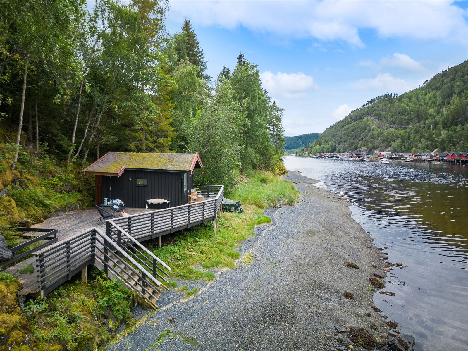 Eiendommen har en strandlinje på ca. 75 m, tomt på ca. 1 600 kvm og lave kommunale avgifter. Galleribilde