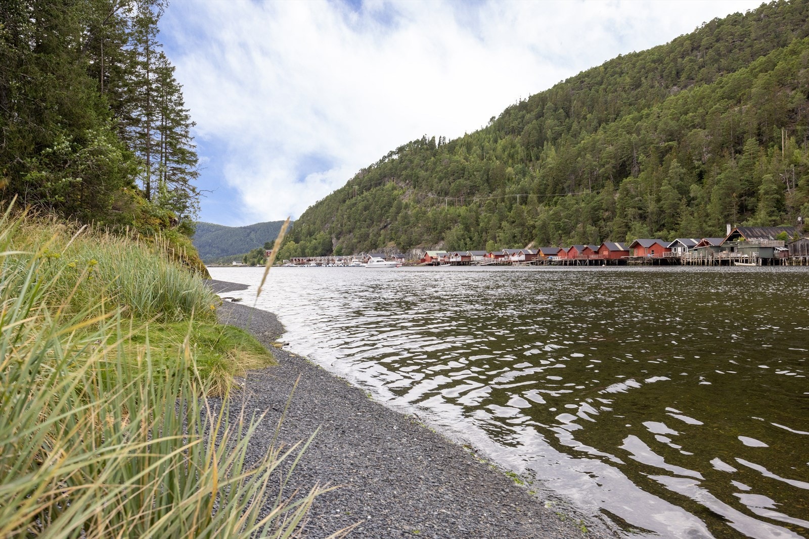 Når det er fjære har man til og med en steinstrand rett utenfor. Galleribilde