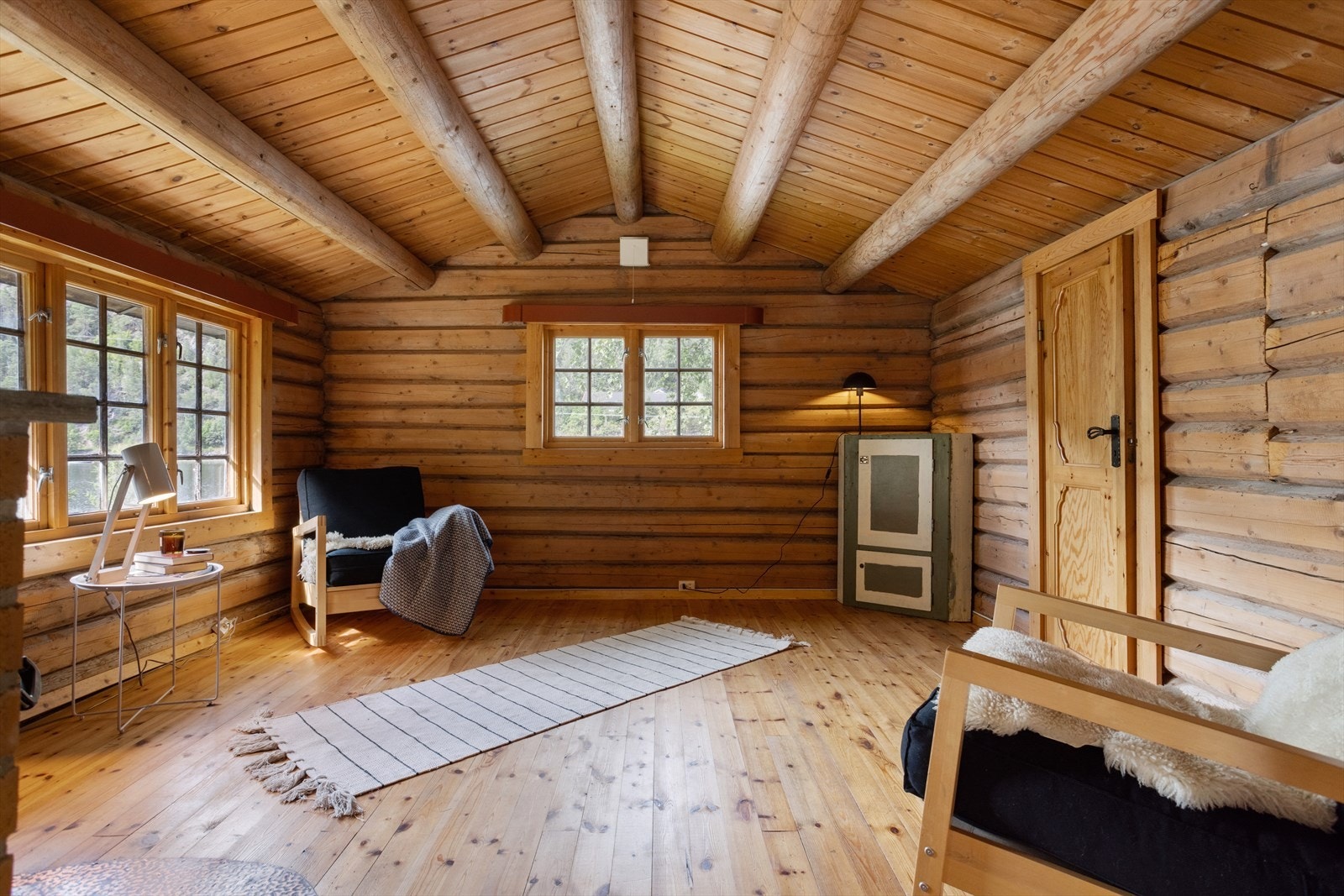 I stuen er det fint med plass til en sofagruppe og en liten spisestue. Galleribilde