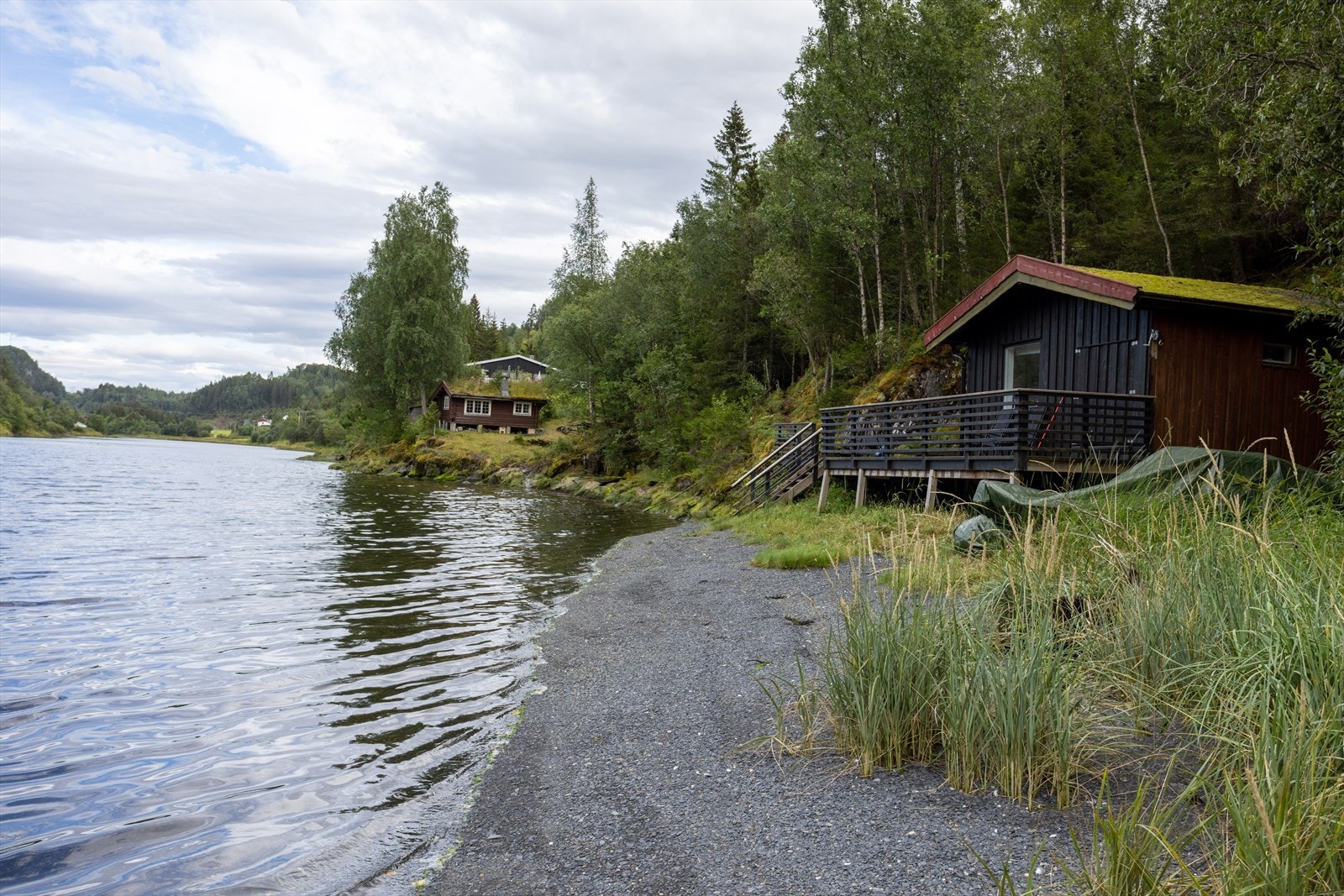 Selger opplyser om sol fra morgen til kveld på sommeren. Galleribilde