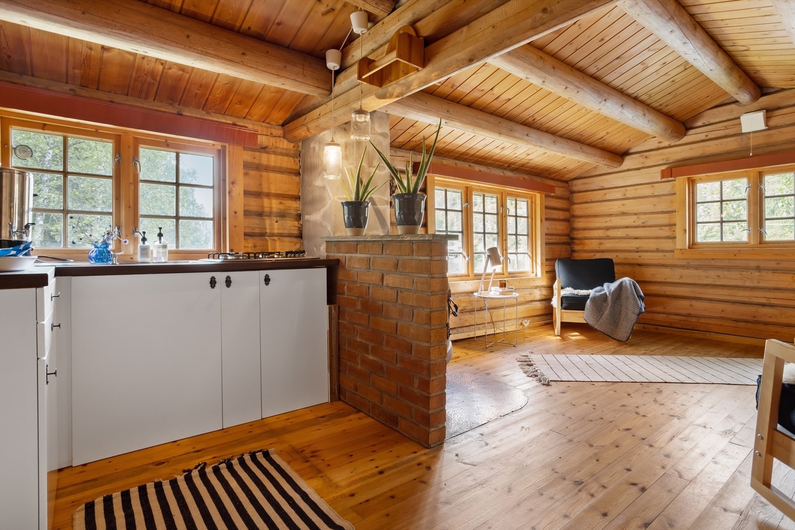 Kjøkkenet har en nyere kjøkkeninnredning med skap, skuffer, vask og koketopp med 4 gassbluss. Galleribilde