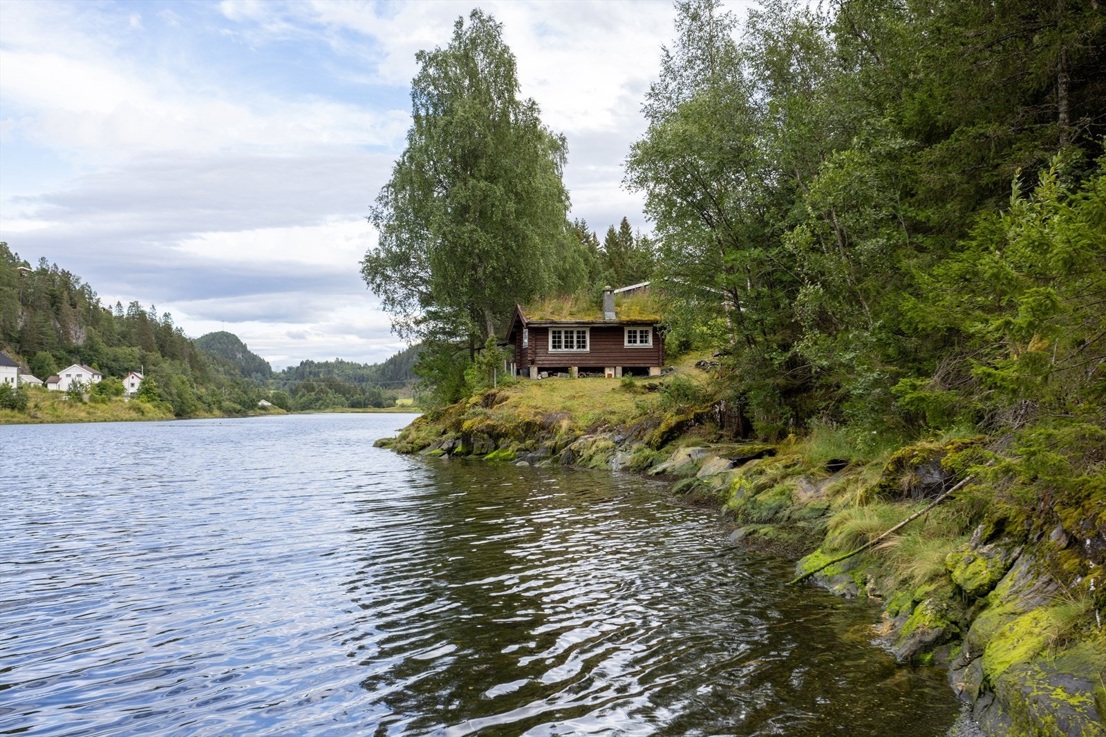 Eiendommen ligger idyllisk til i Hopla som er en liten fjord innenfor Hoøya. Galleribilde