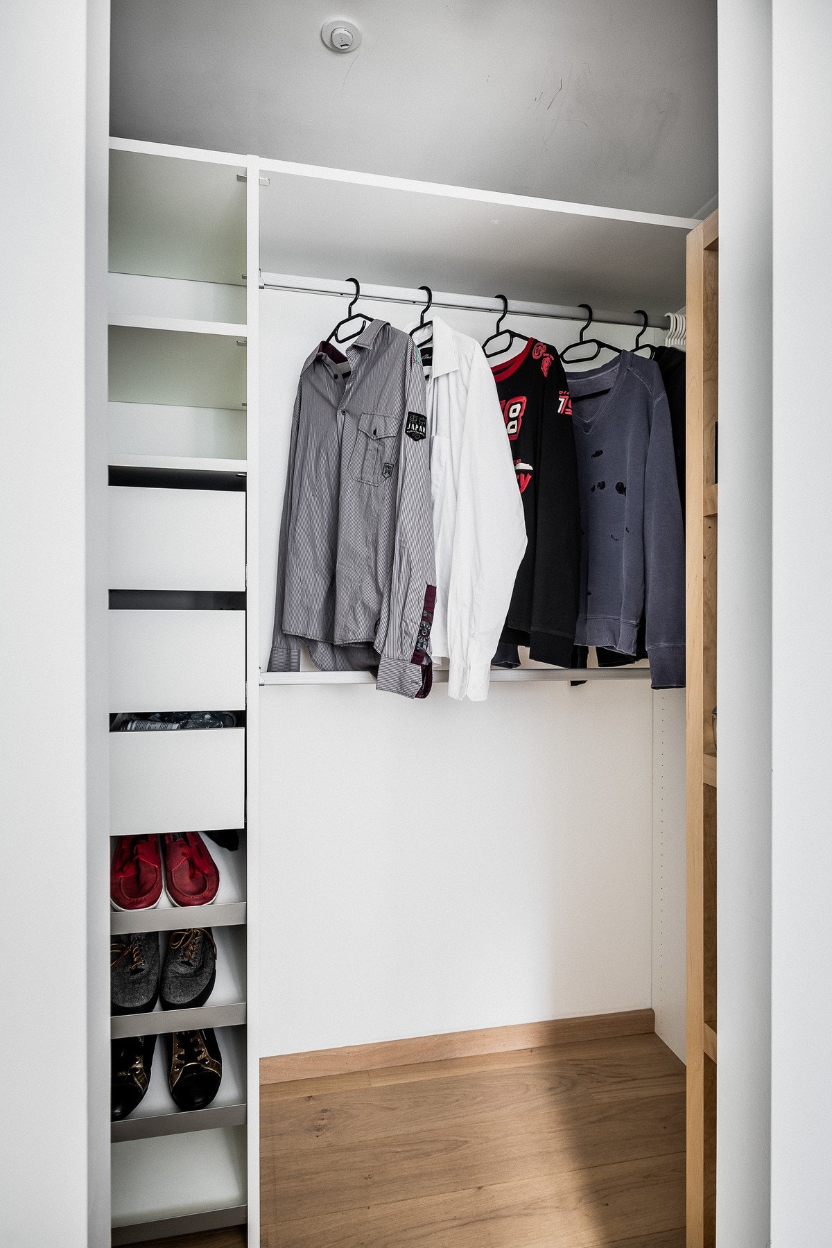 Walk-in closet med praktisk innredning. Galleribilde