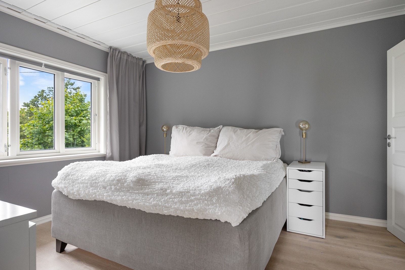 Alle soverommene har god plass til seng, nattbord og garderobeløsninger. Hovedsoverommene er av ekstra god størrelse. Galleribilde