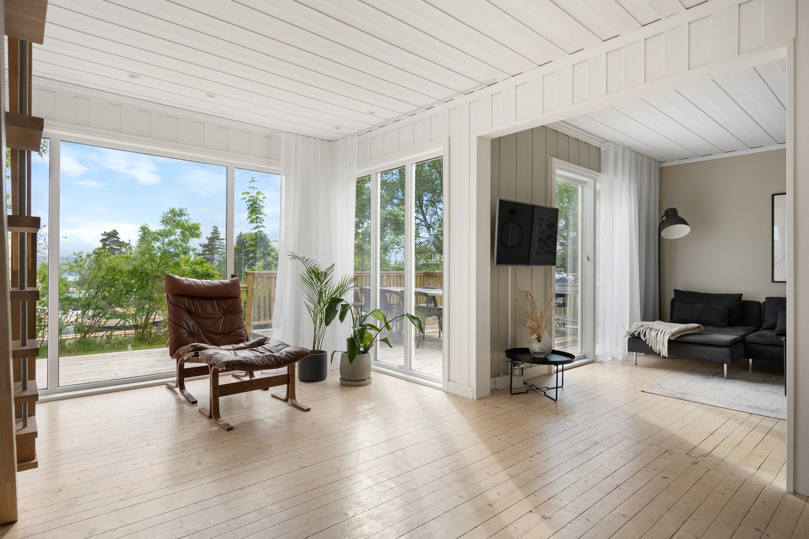 Stuen er av en god størrelse og har en praktisk utforming som gjør det enkelt å innrede med sofagrupper og spisestue i egen avdeling. Galleribilde