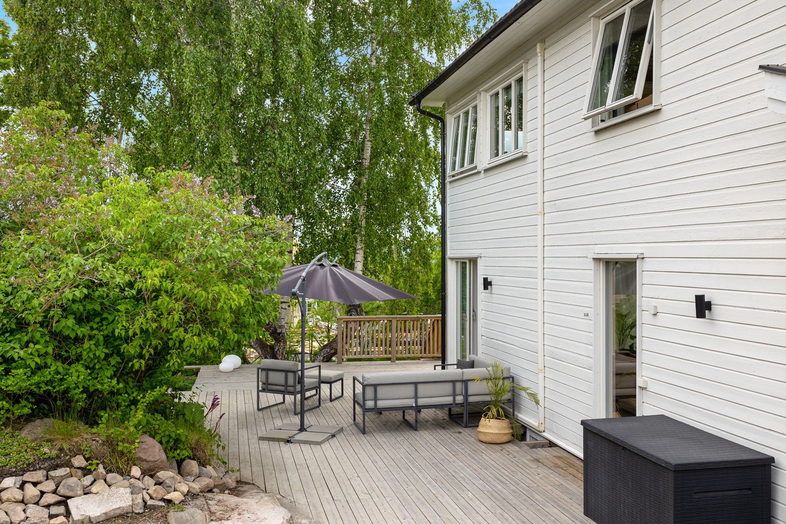 Herlig terrasse hvor man kan tilbringe fine dager og kvelder i naturskjønne omgivelser Galleribilde