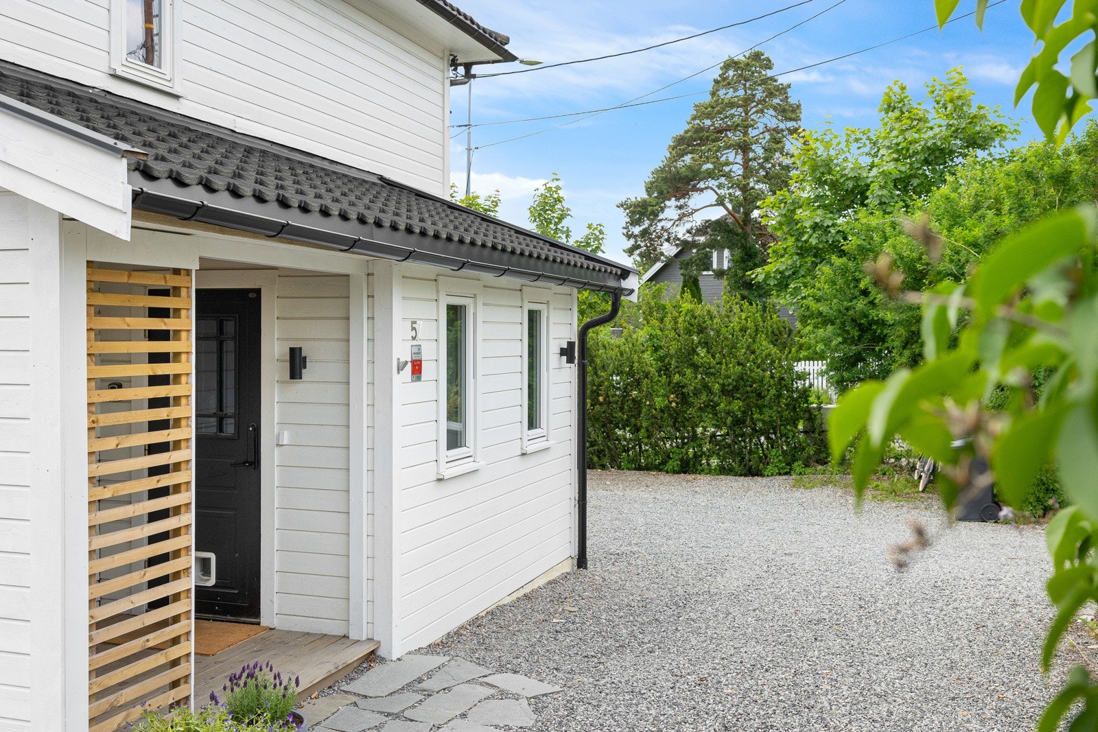 Velkommen ! Pent, overbygget inngangsparti Galleribilde