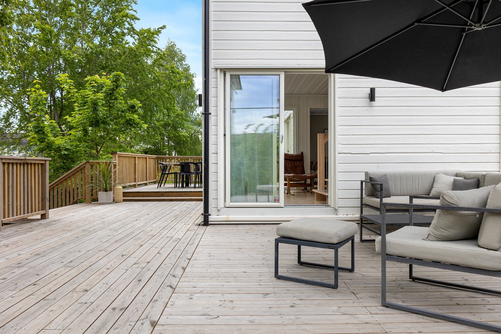 Her har du god plass til flere sittegrupper og grill. - Alt etter eget ønske og behov! Galleribilde