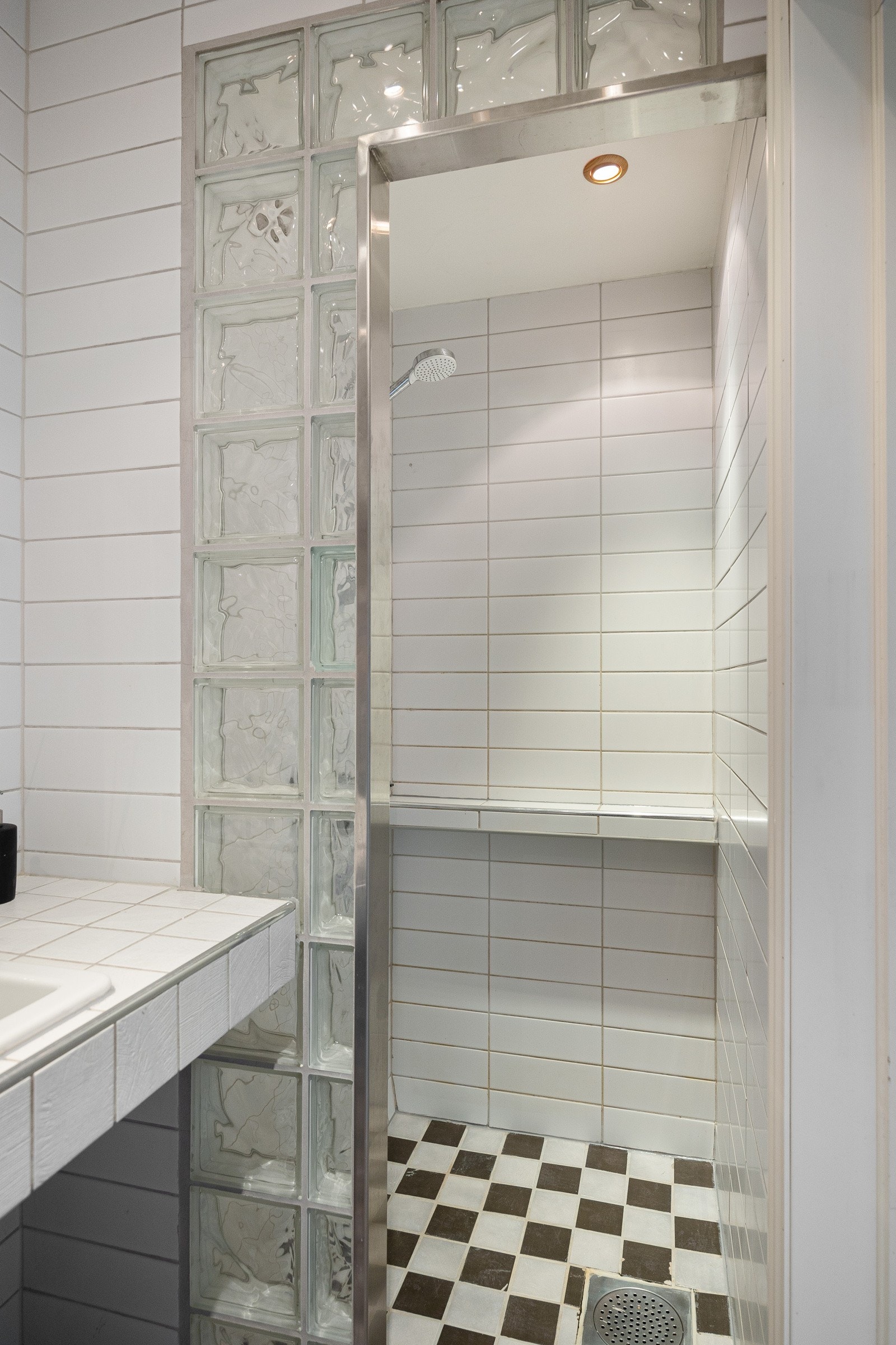 Badets innredning består av toalett, vask og dusj. Galleribilde