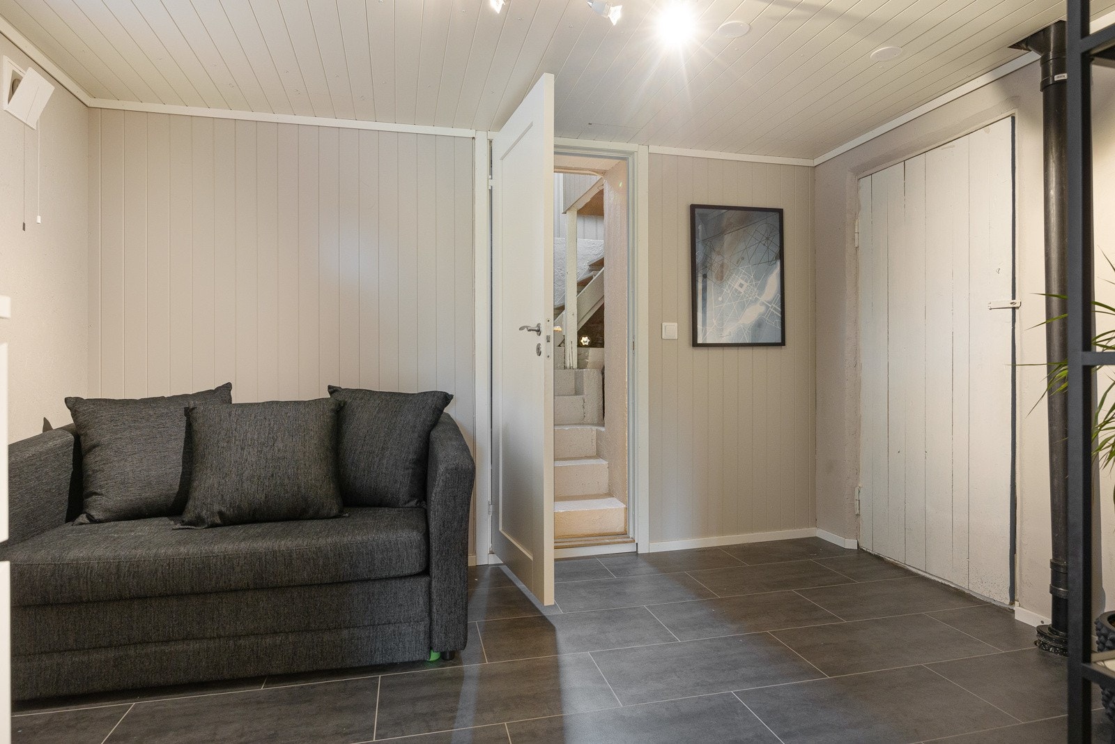 Fra trappen er det direkte tilgang til en stue- kontorløsning. Her er det god plass og muligheter for kreativ møblement etter eget ønske. Galleribilde