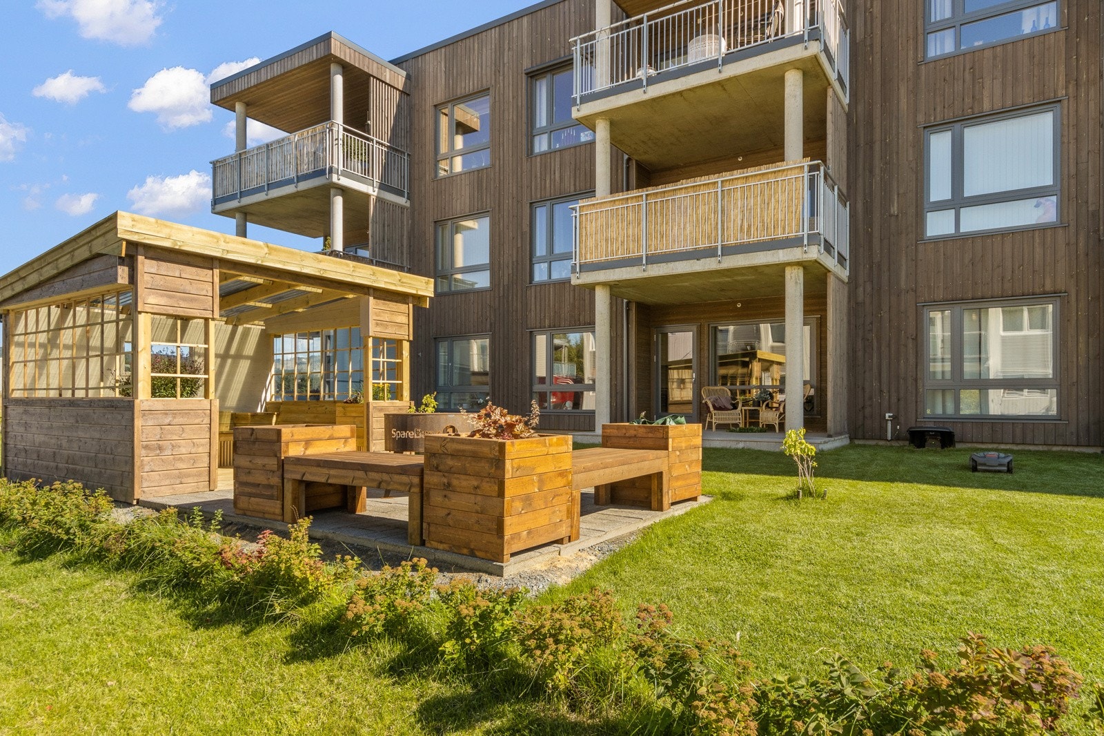 Fra egen terrasse har man direkte adkomst til felles gressplen og hagestue. Galleribilde