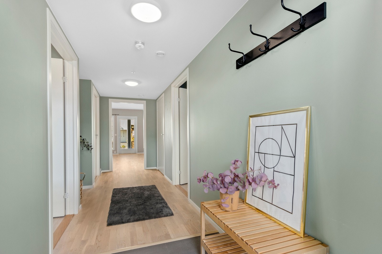 Leiligheten inneholder 2 soverom, bad, stue, kjøkken og teknisk rom/bod. I tillegg medfølger garasje med bod i tilknytning. Galleribilde