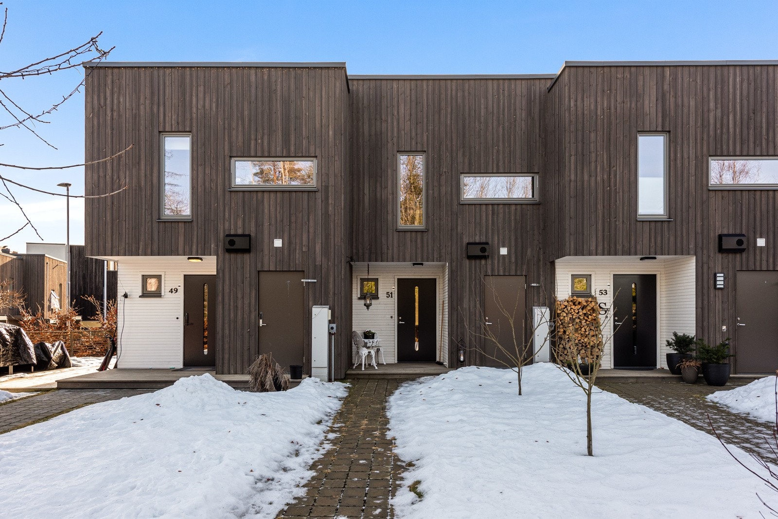 På inngangsiden har boligen en hyggelig hagedel Galleribilde