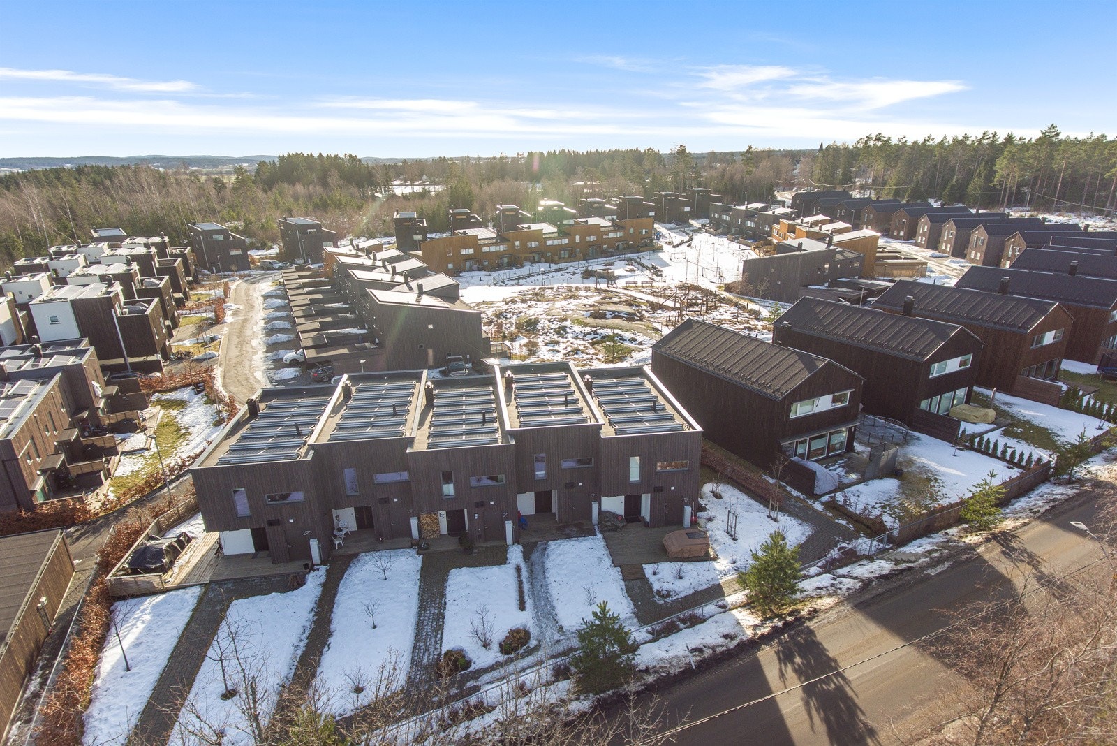 Alle boligene ble levert med solcellepanel på taket Galleribilde