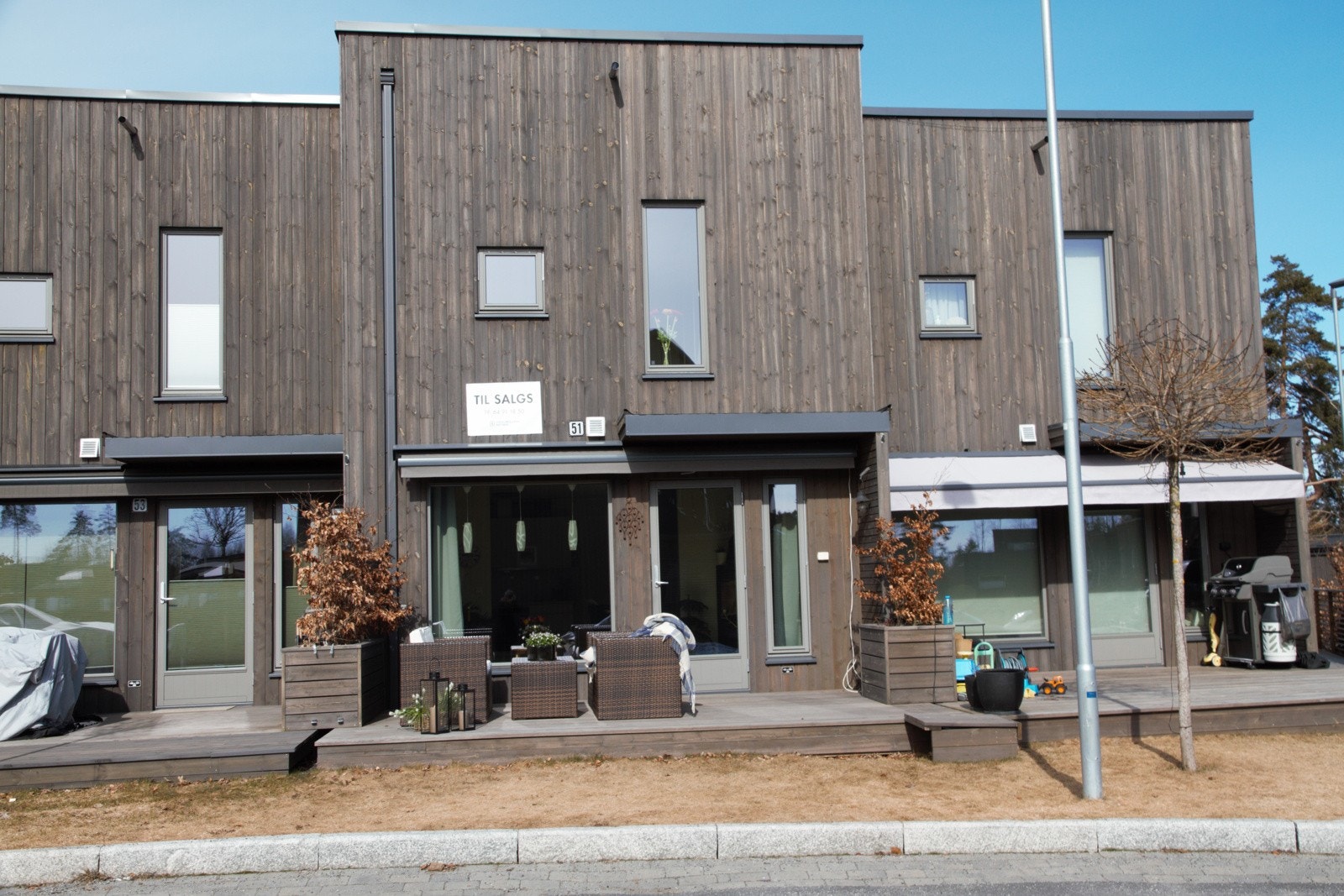 Solrik terrasse med elektrisk markise. Galleribilde