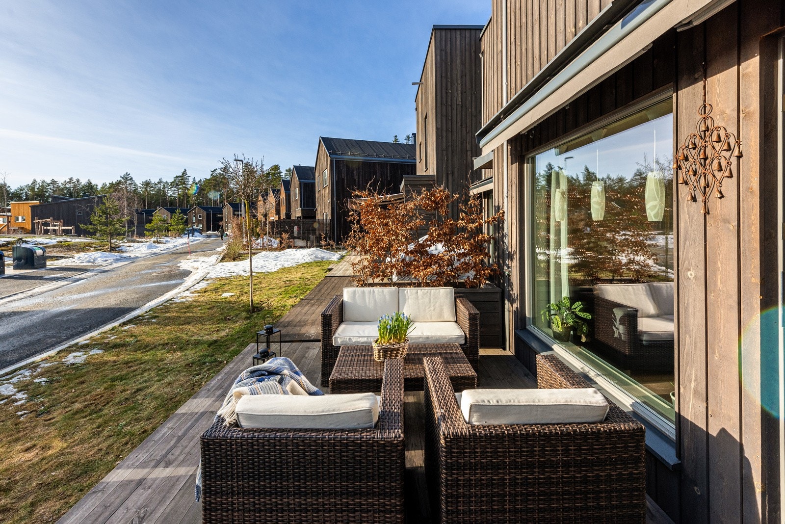 Terrasse med levegger og planekasse mot nabo Galleribilde