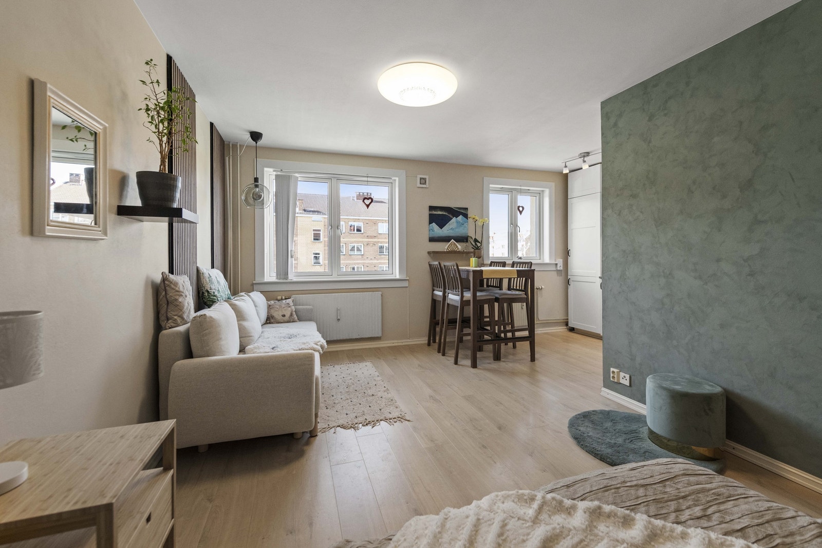 Stuen har i tillegg en herlig kontrastvegg med kalkmaling. Galleribilde