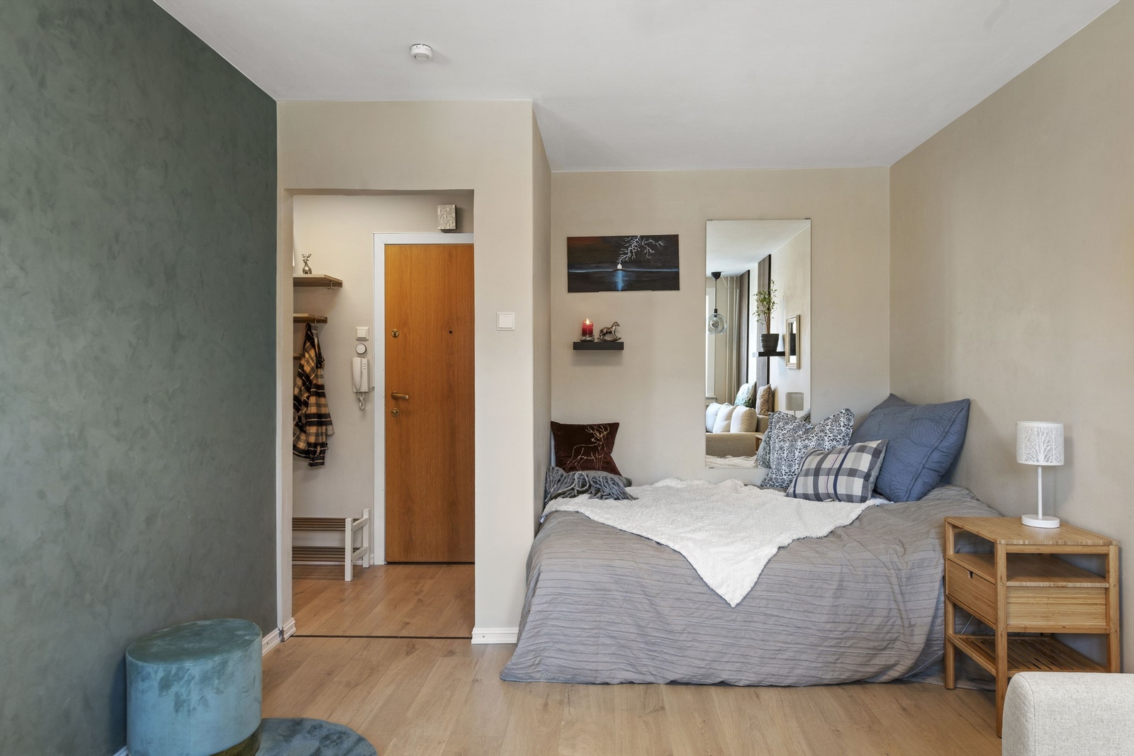 Stuen er naturlig inndelt i to brukssoner, hvor det passer fint å innrede med en sovealkove. Galleribilde