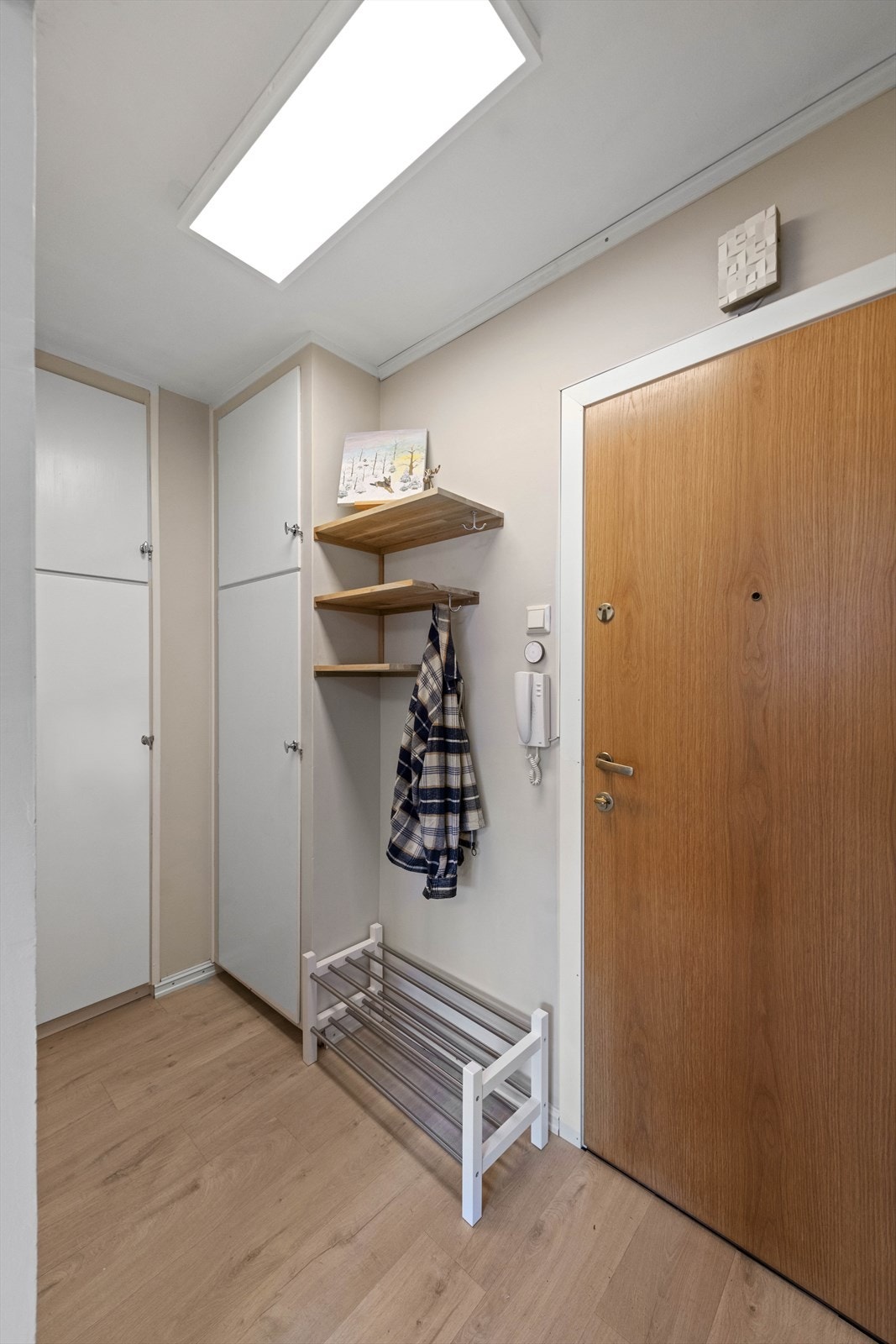 Innenfor har vi en fin entré med god plass til oppbevaring av yttertøy og sko. Galleribilde