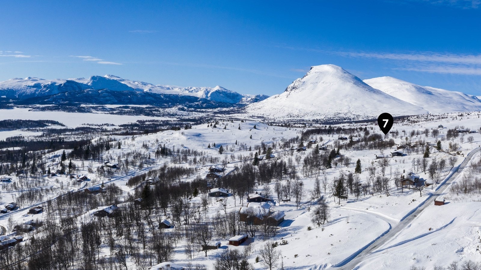 En av Kjølens flotteste beliggenheter? Stort LNF-areal vest for hytta som ikke kan fortettes. Fri utsikt mot Kjerringkjeften, Storevatn, Skogshorn etc. Uslåelige solforhold! Galleribilde