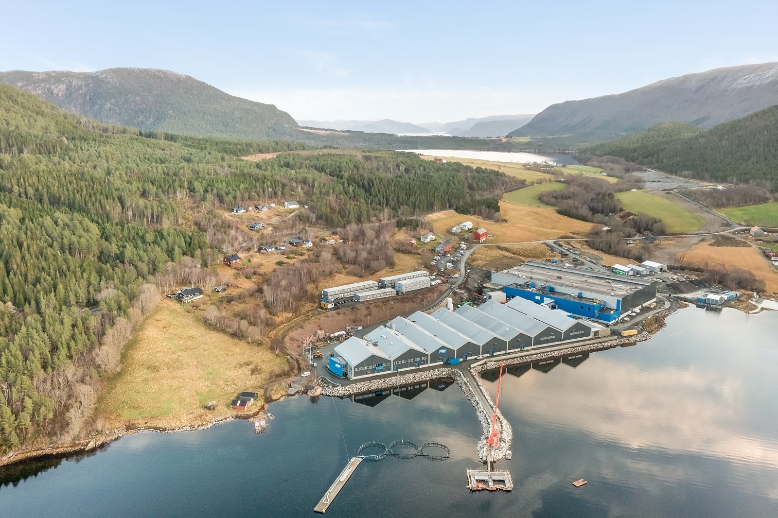 Det er smoltanlegg for Lerøy, nede ved sjøen Galleribilde