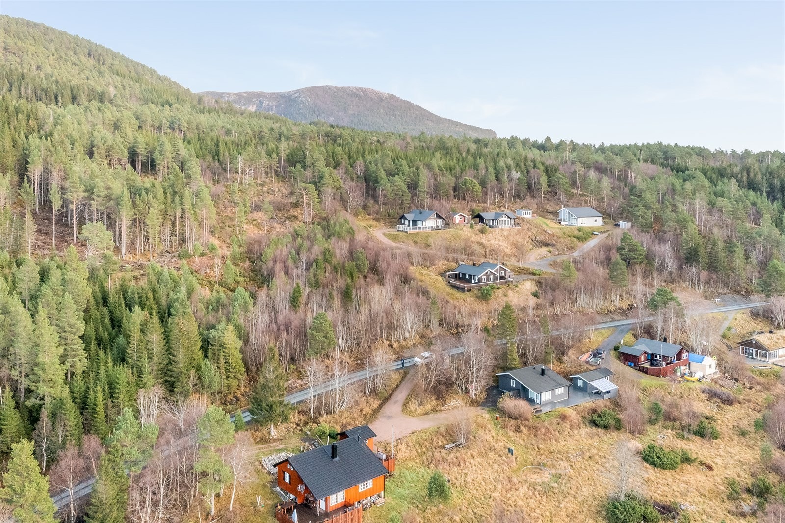 Hovedbygning skal være på 1 etasje. Det er tillatt med anneks på eiendommene. Uthus kan bygges separat. Bebygd areal BYA skal totalt ikke overstige 100 kvm. Galleribilde