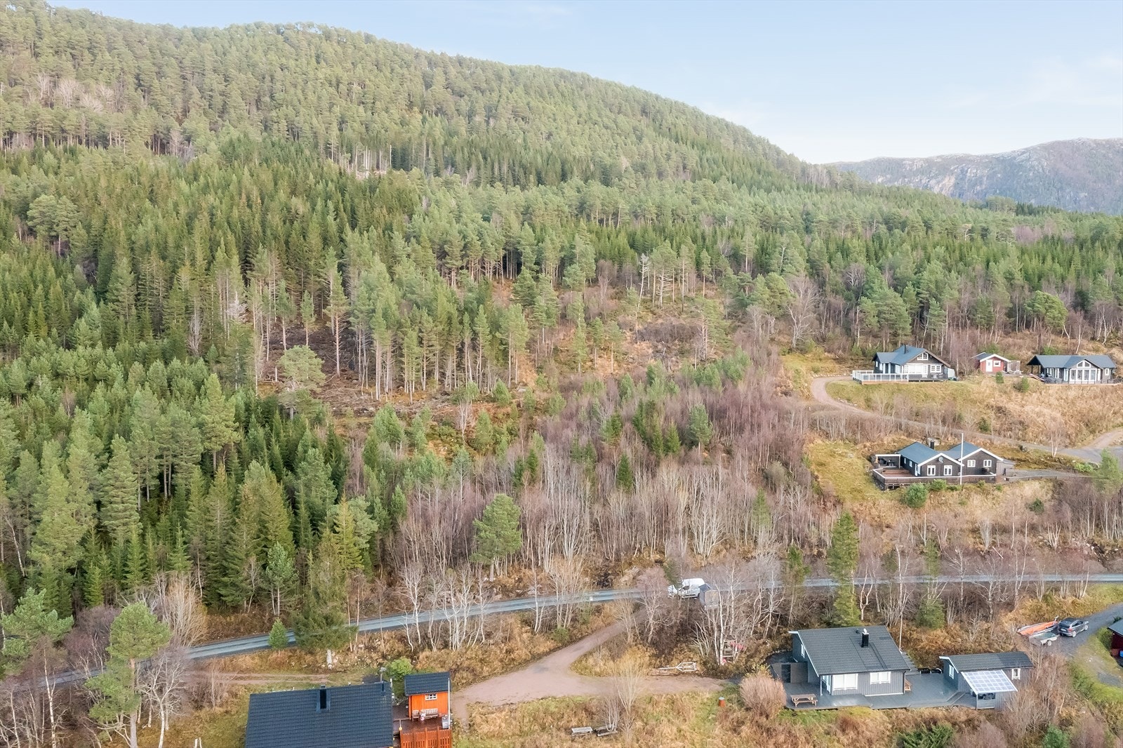 Det er regulert inn totalt 13 hyttetomter på nordsiden av veien, 4 av de er allerede bebygget. Galleribilde