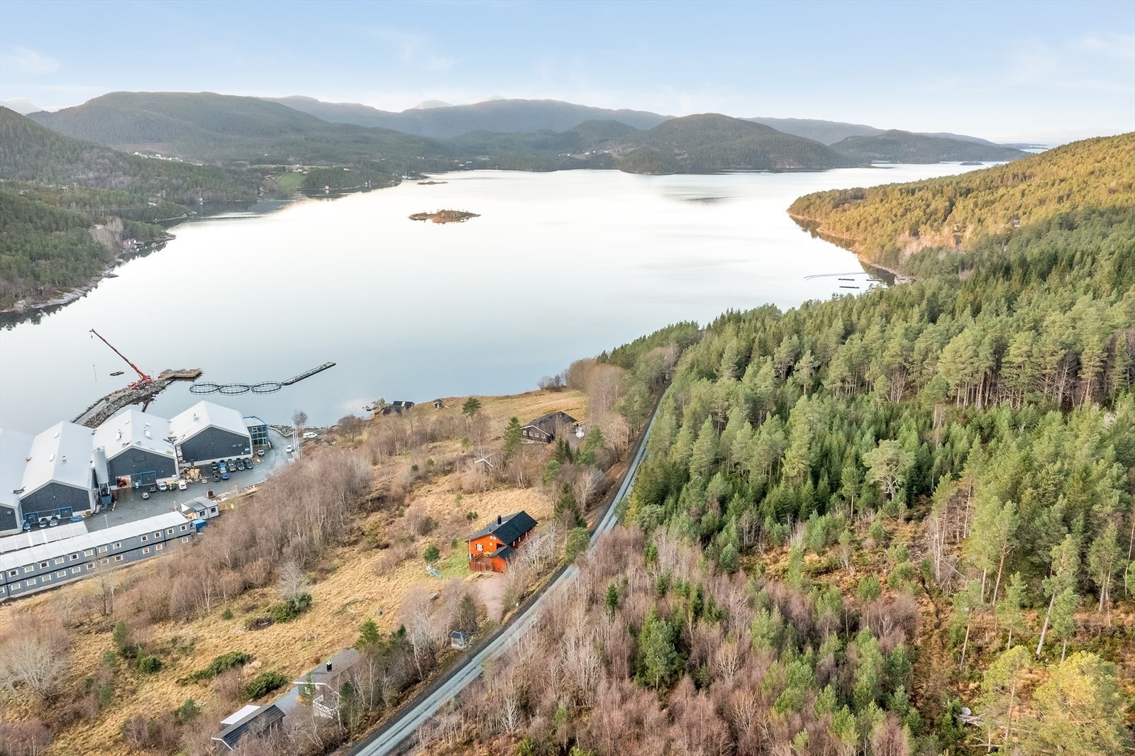 Tomten ligger på en høyde og man har sjøutsikt fra tomten Galleribilde