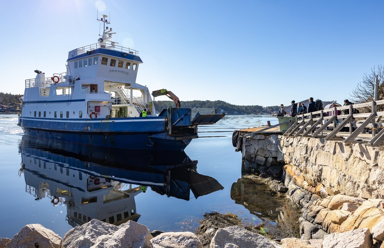 For å komme til Nordre Sandøy tar man ferge fra Skjærhalden på Kirkøy. Galleribilde