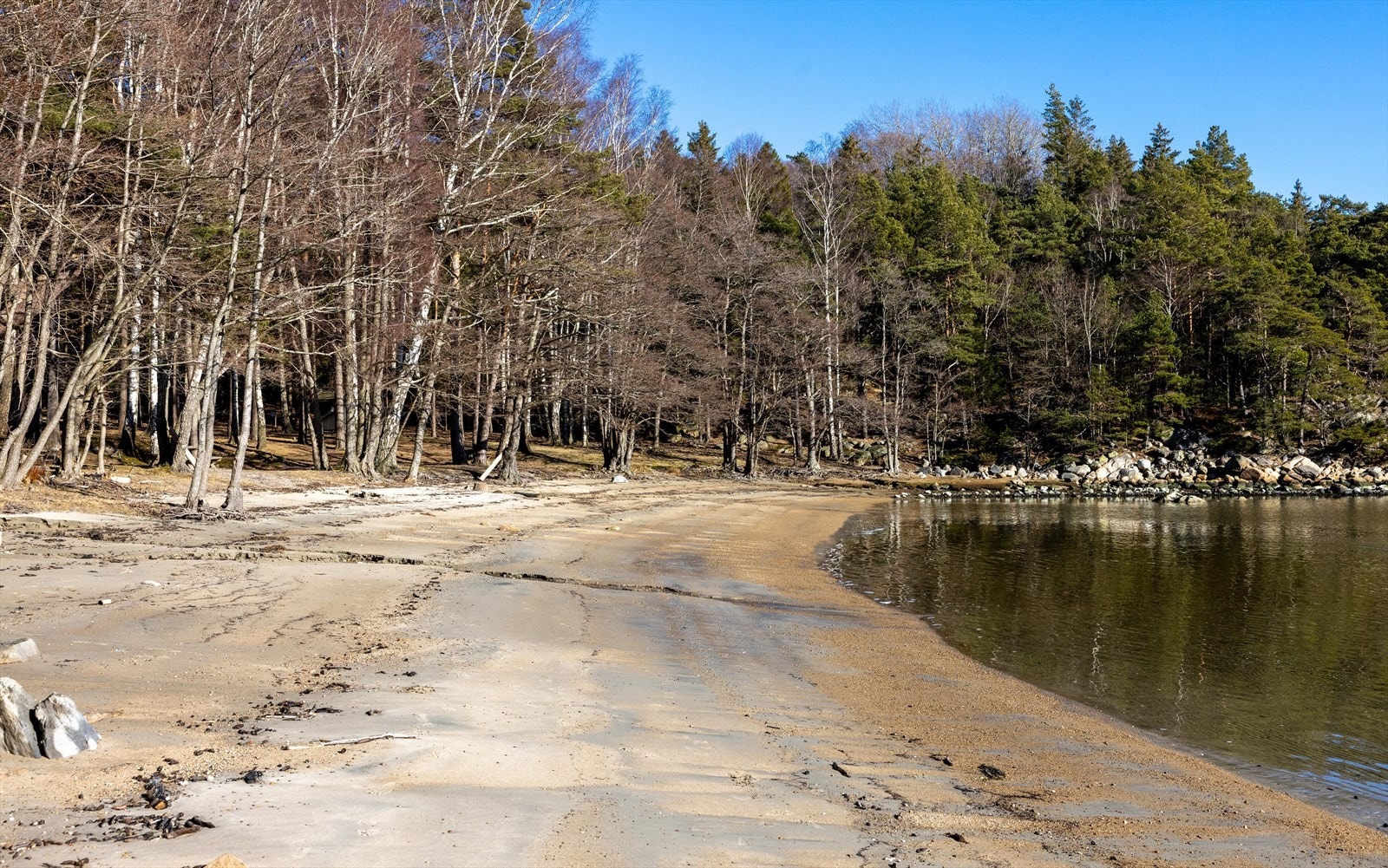 Det er mange sandstrender og badesteder rundt omkring på øya, og med egen båt har man et ypperlig utgangspunkt for å ta i bruk Hvaler-skjærgården. Galleribilde