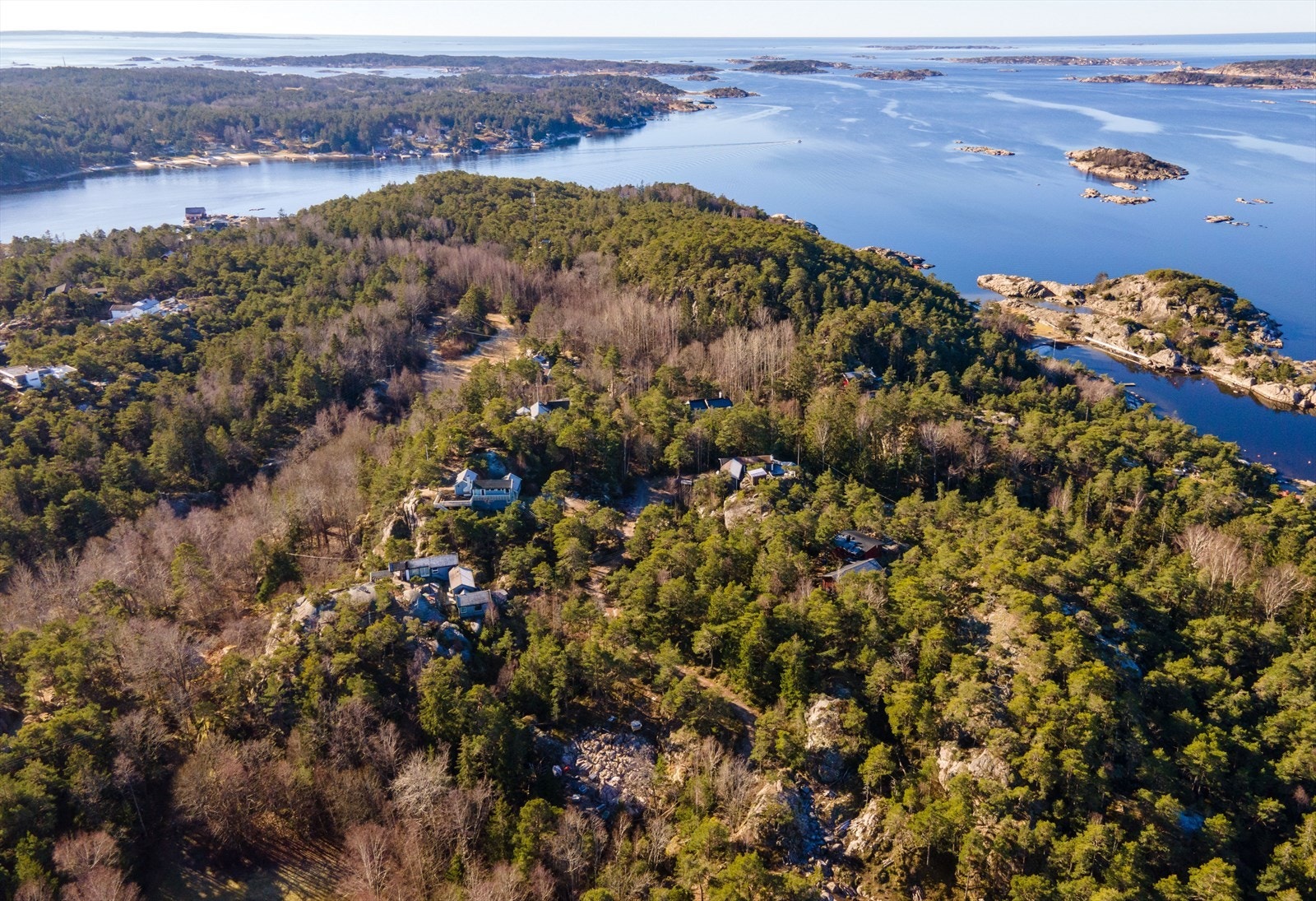Tomten er 790kvm stor og ligger lunt til med skog rundt. Galleribilde
