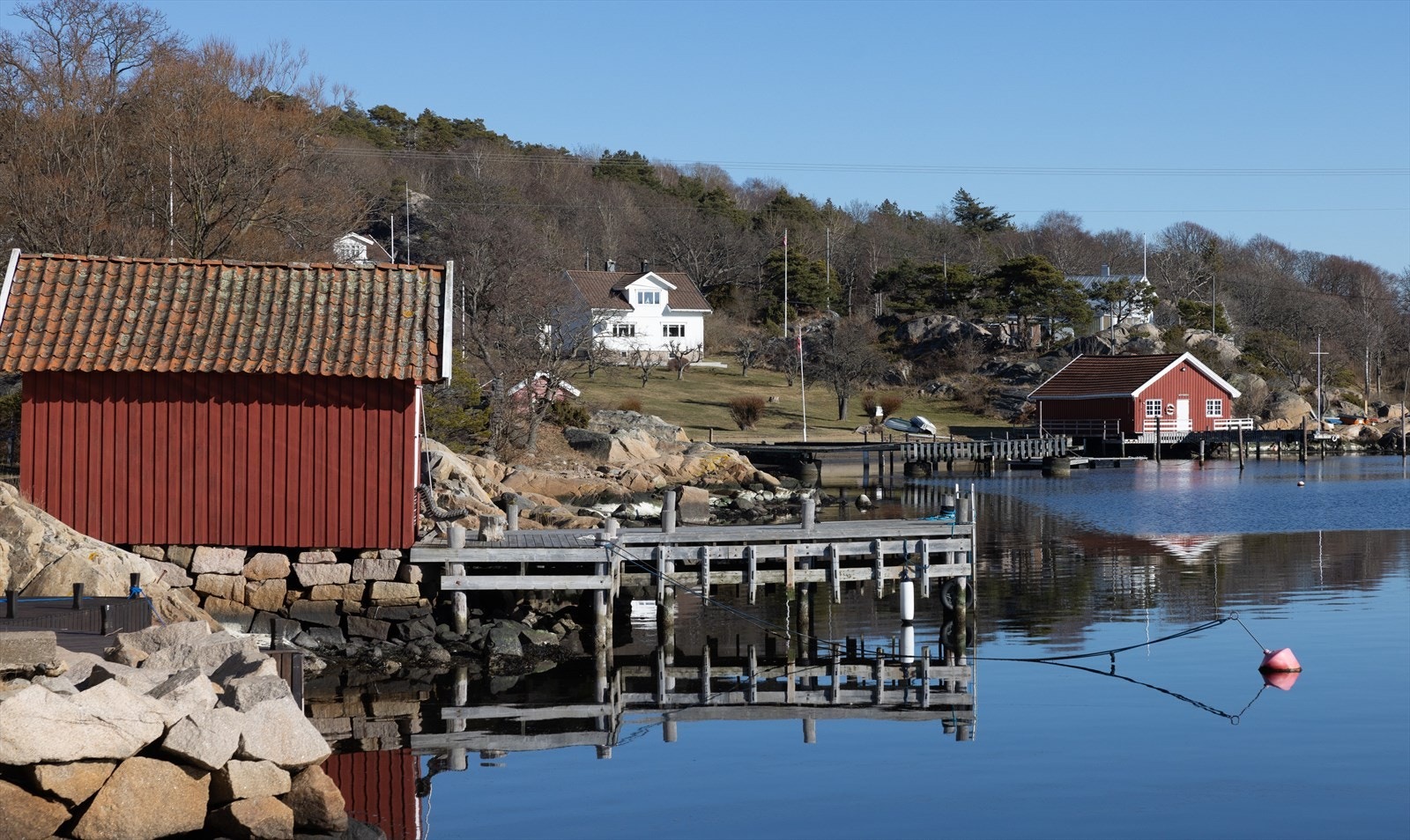 Både Nordre Sandøy og Søndre Sandøy er skjærgårdsidyller, som ligger med det smale Gravningsundet mellom seg. Galleribilde