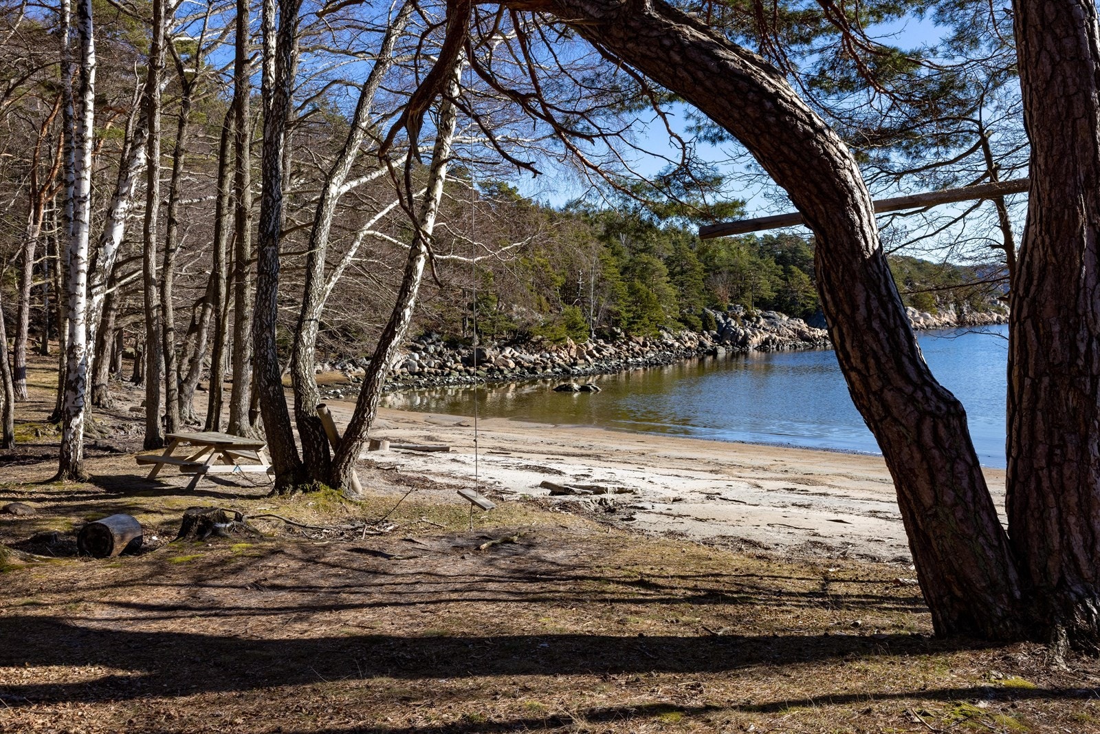 Tresvika - en dyp sydvestvendt bukt med en lun sandstrand innerst. Galleribilde
