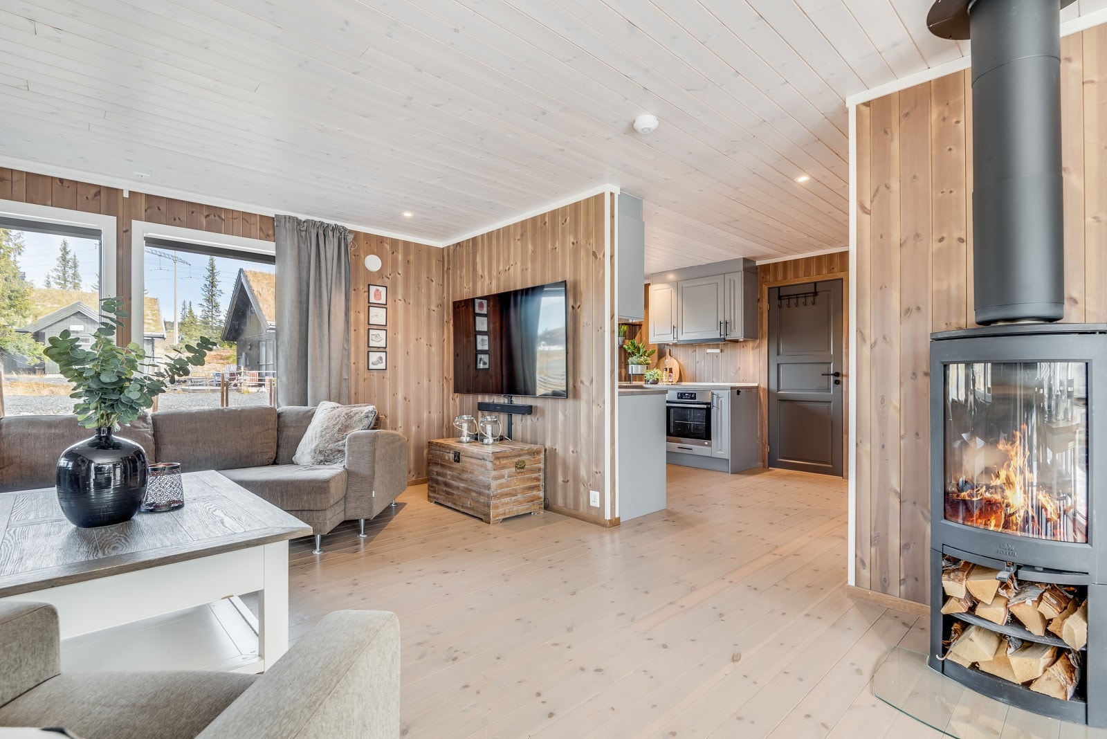 Lun og god atmosfære med vedfyring. Galleribilde