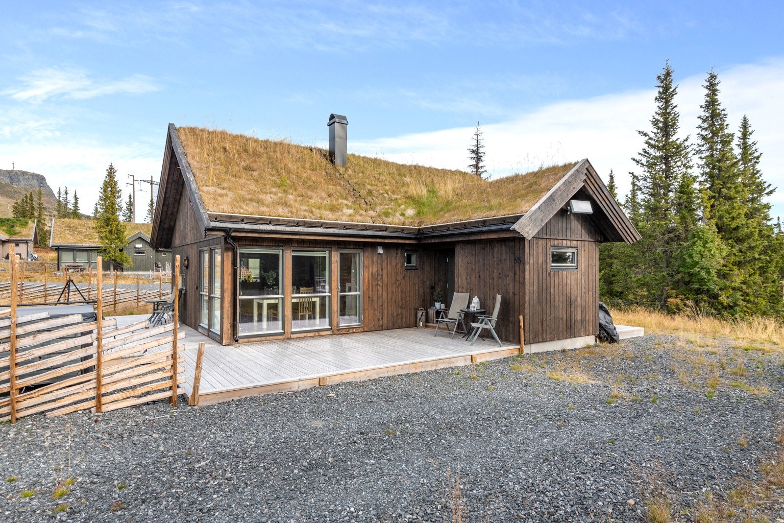 Gruset gårdsplass for parkering av biler. Galleribilde