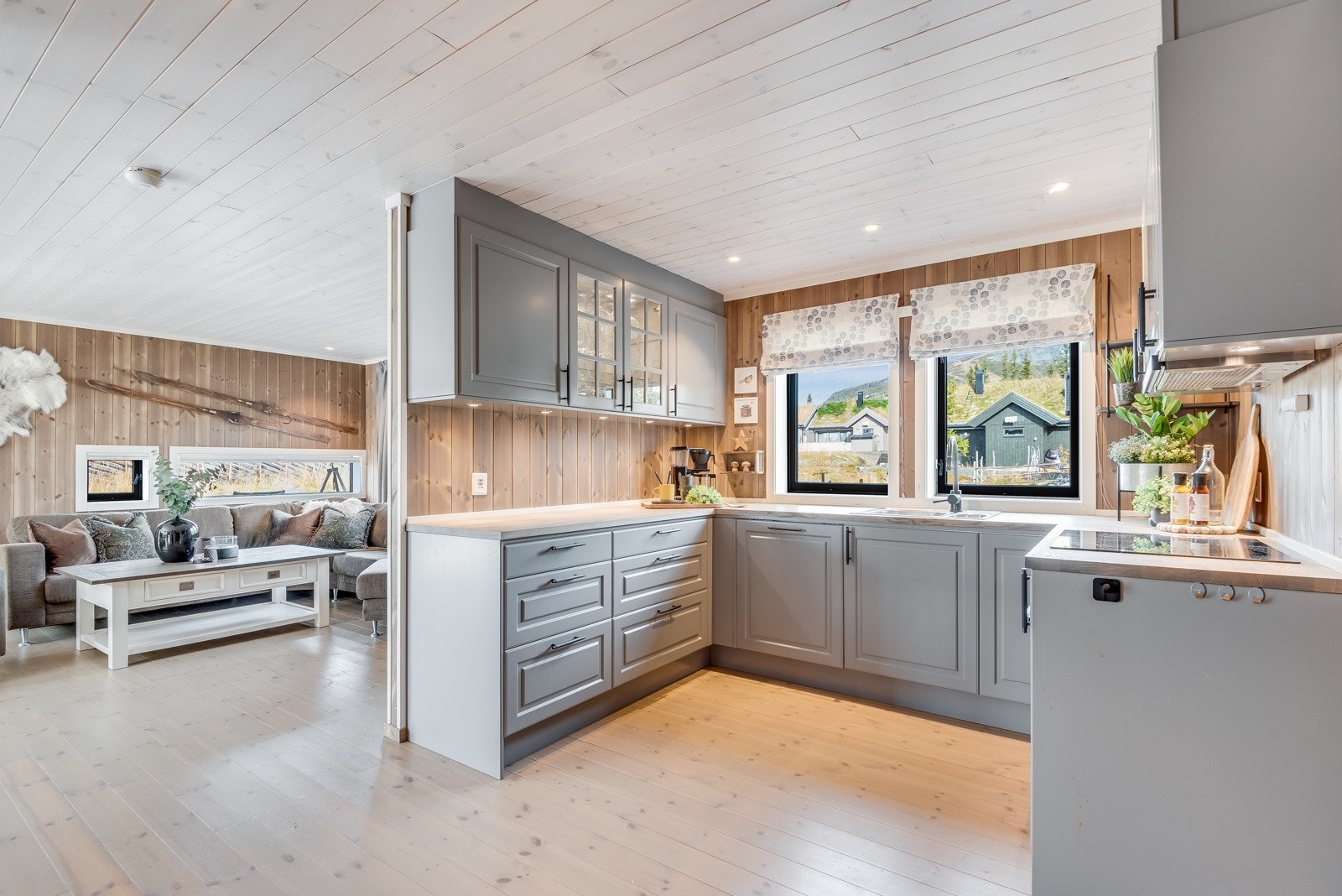 God romfølelse med åpen løsning mot stue. Galleribilde