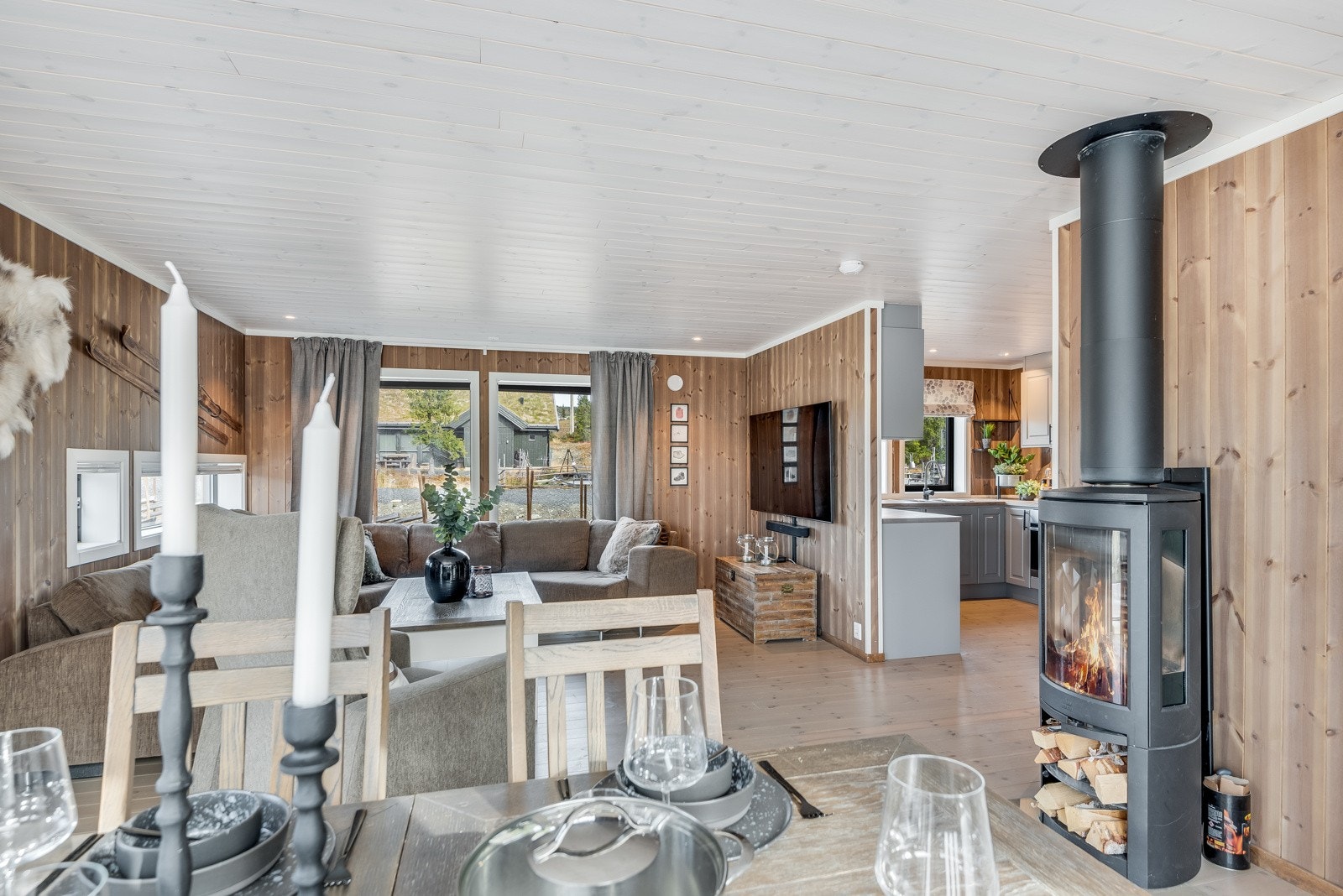 Stuen har fin plass til både sofakrok og spisestue. Galleribilde