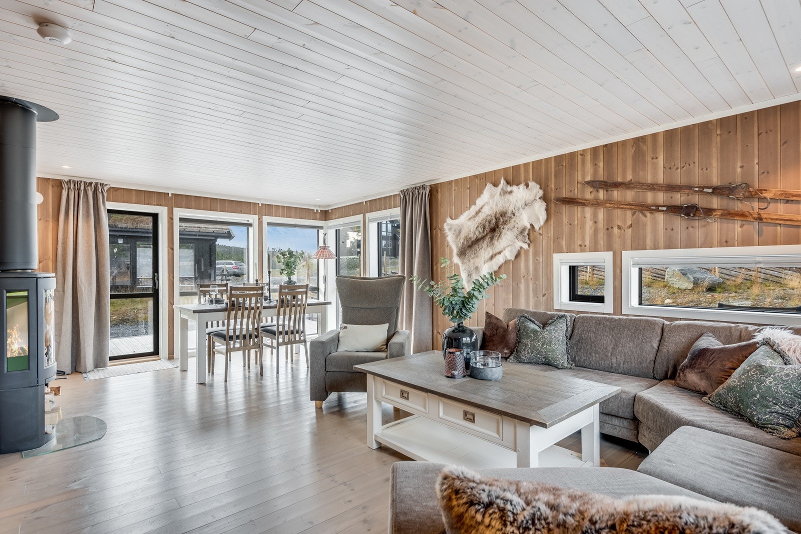 Stuen har godt med dagslys inn. Galleribilde